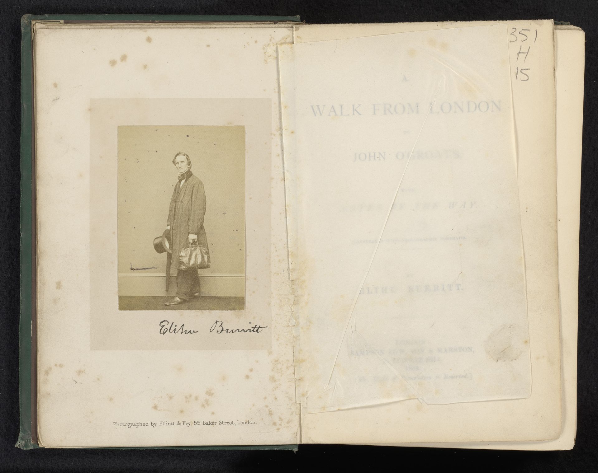 Portret van Elihu Burritt met hoed, tas en paraplu in de hand by Elliott & Fry