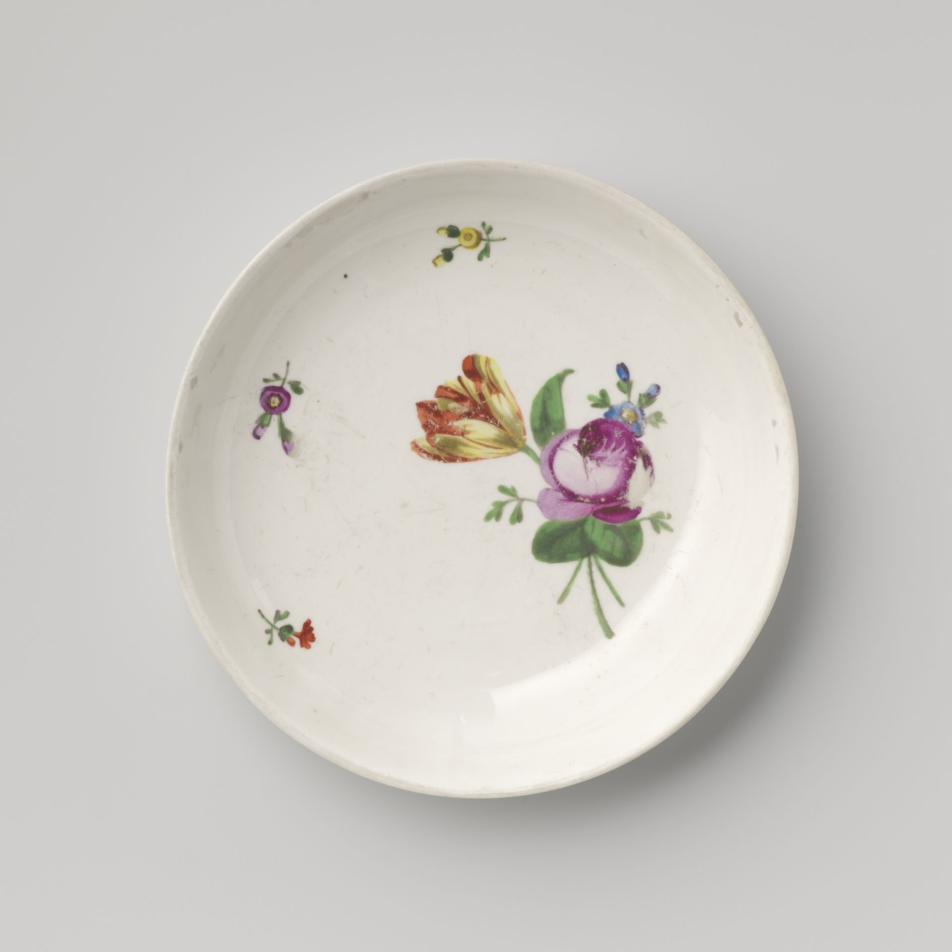 Saucer with a bouquet and flower sprays by Kaiserliche Porzellanmanufaktur