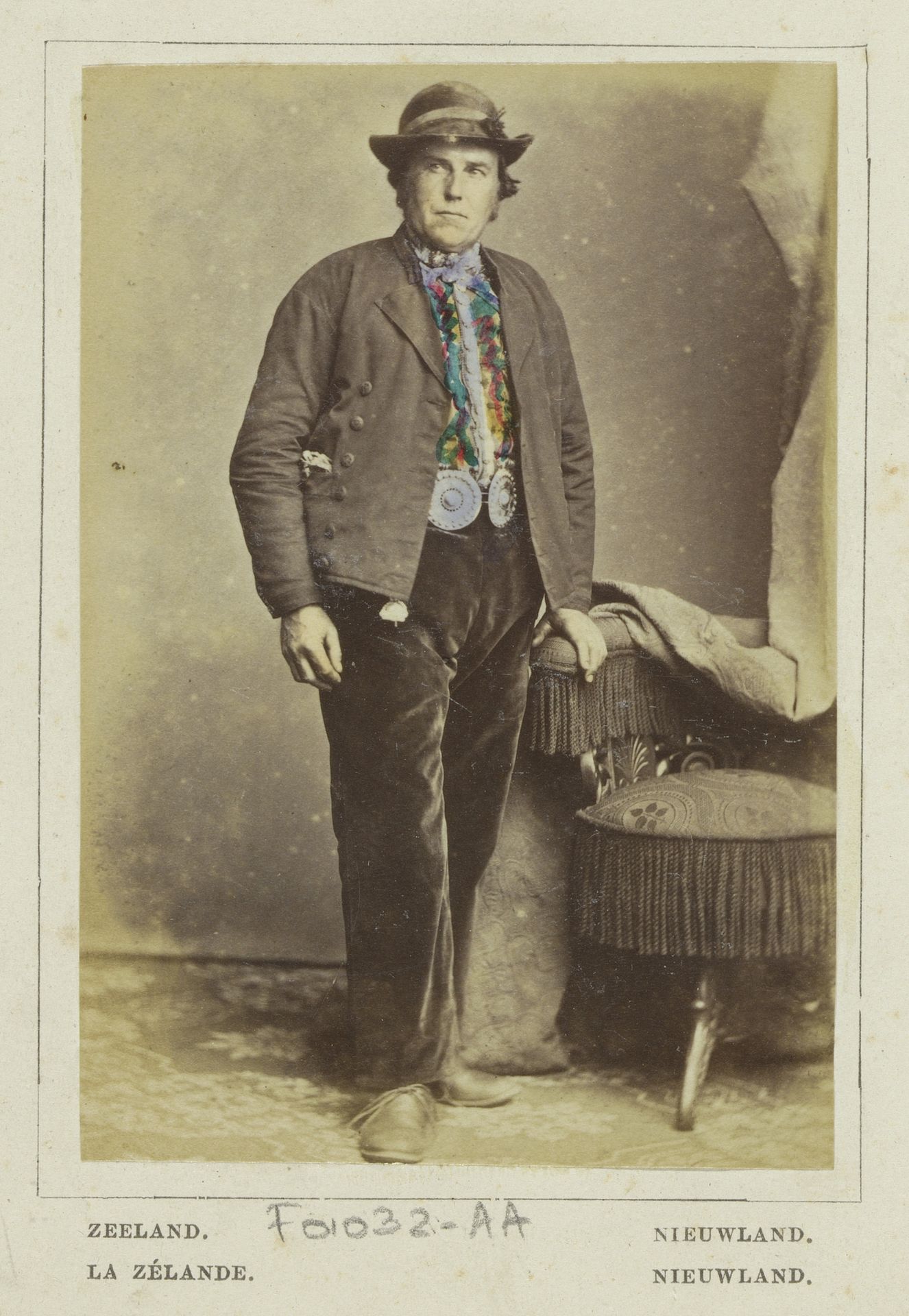 Portret van een onbekende man in klederdracht van Nieuwland, Zeeland by Andries Jager