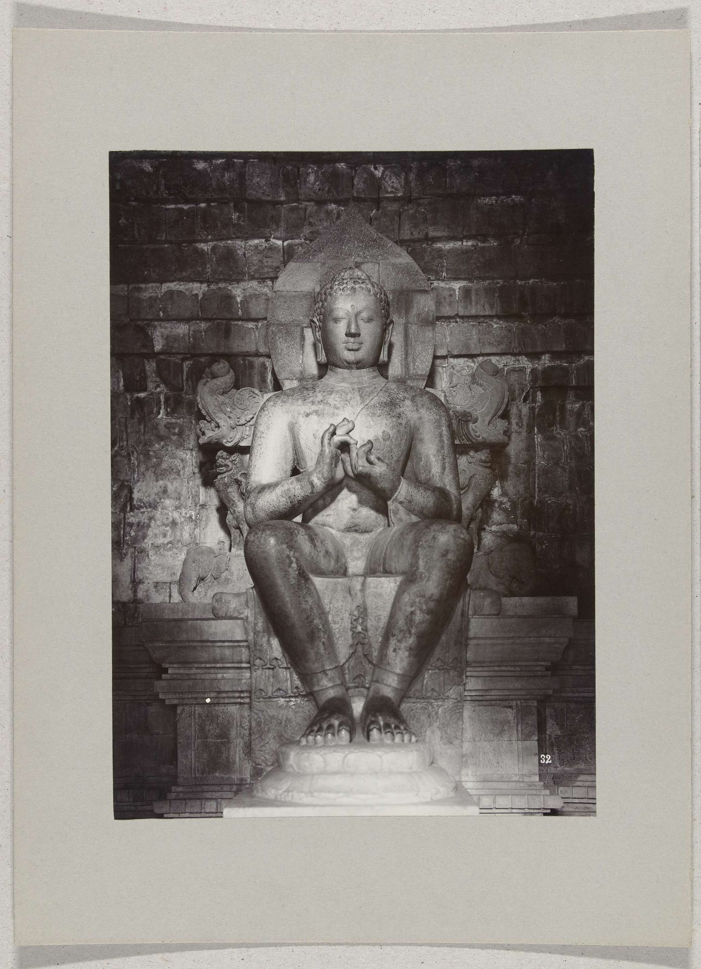 Beeld van een van de twee koningszonen in de Tempel Mendoet ten zuiden van Magelang, Nederlands-Indië. by Onnes Kurkdjian