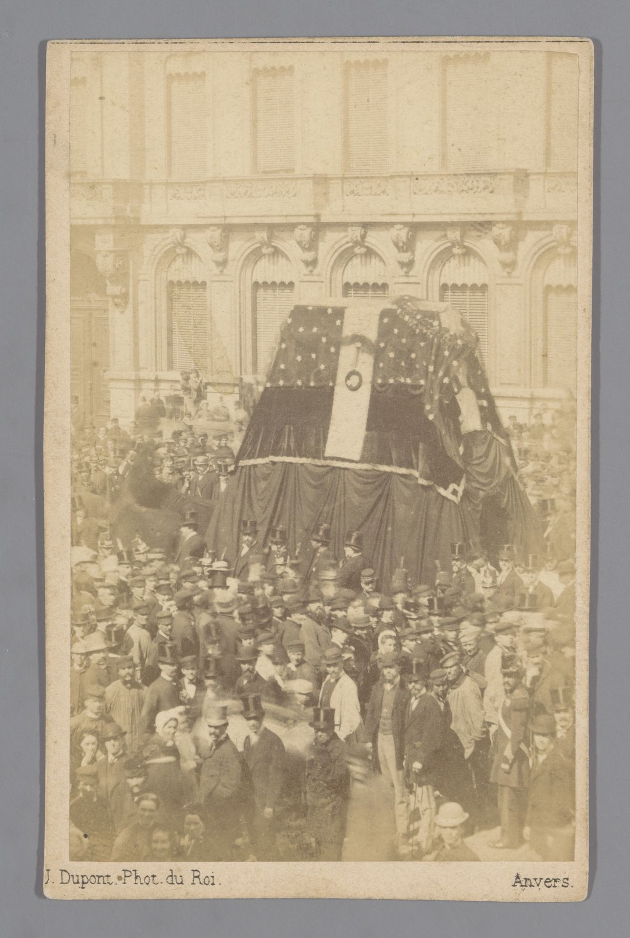 Gezicht op de begrafenisstoet van de schilder Henri Leys op 26 augustus 1869 in Antwerpen by Joseph Dupont