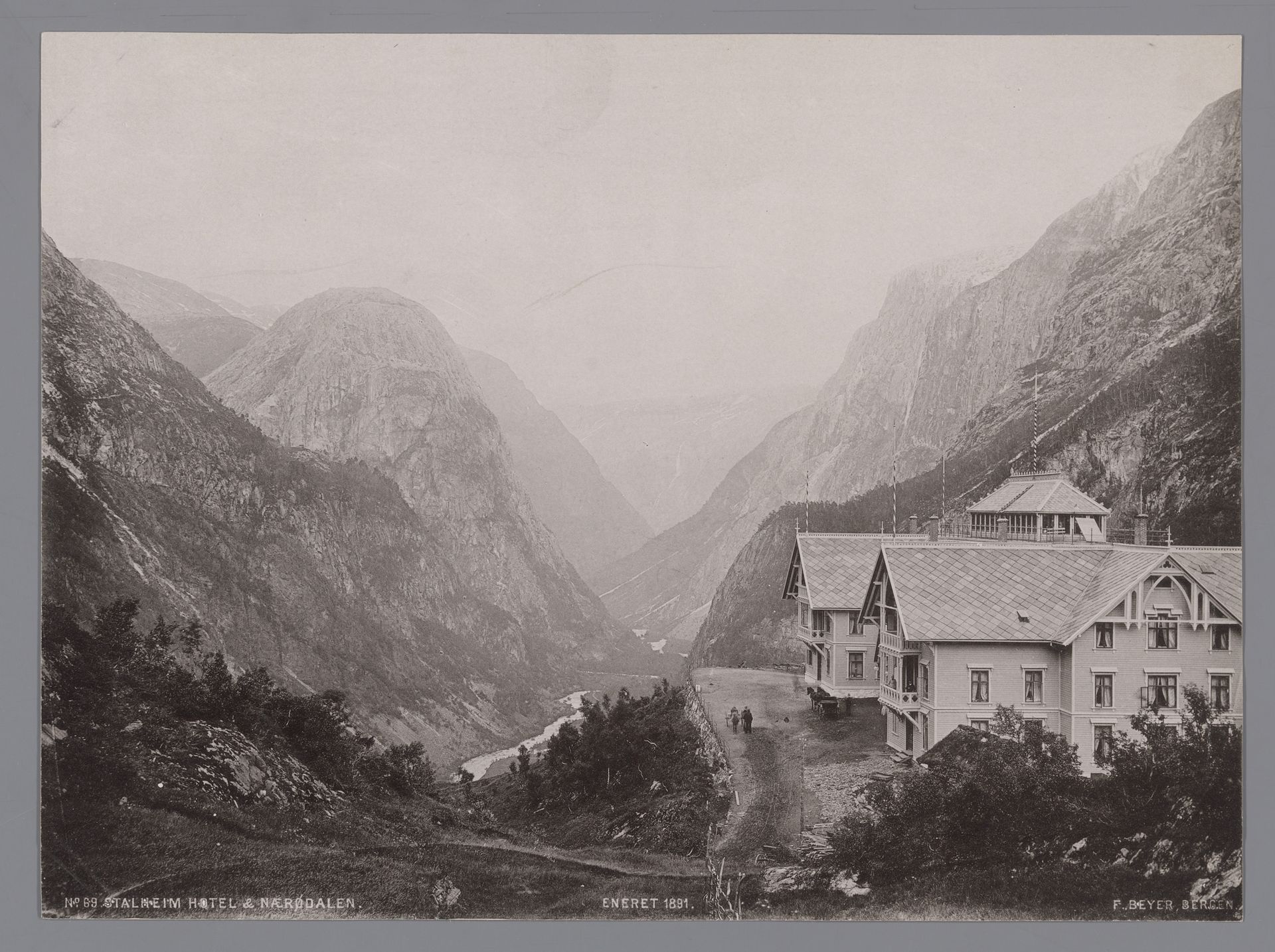 Gezicht op het Stalkheim hotel in het Nærøyfjord by Anonymous