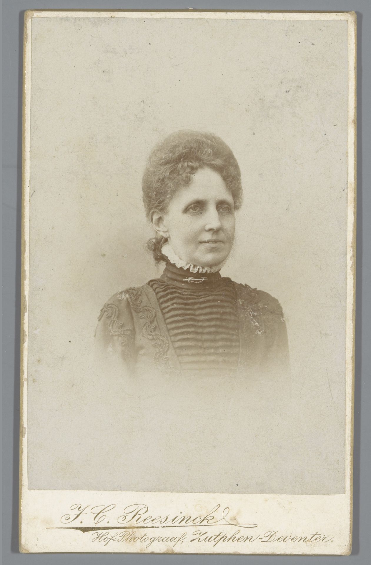Portret van een onbekende vrouw by Johan Christiaan Reesinck