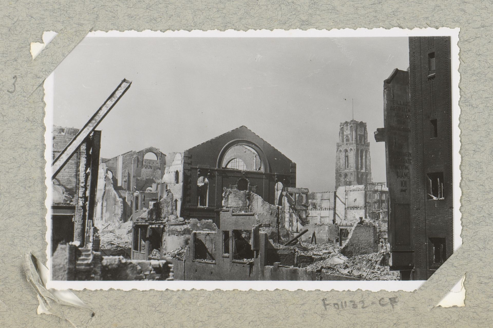 Ruïnes bij het Steiger en de Grote Kerk te Rotterdam by J. Nolte