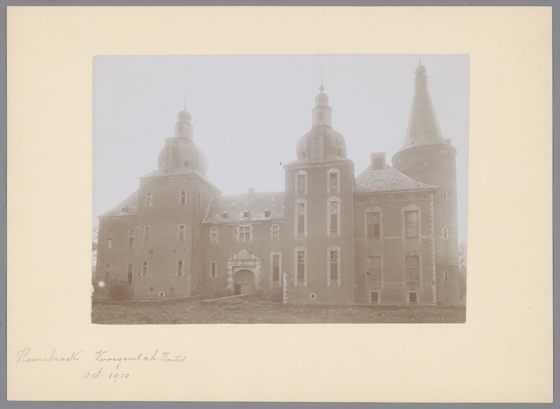 Voorgevel van Kasteel Hoensbroek by anoniem (Monumentenzorg)