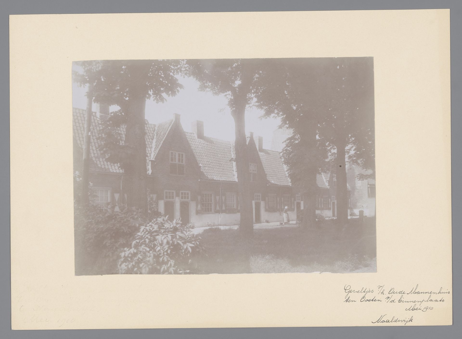 Binnenplaats van het Oude Mannenhuis te Naaldwijk by anoniem (Monumentenzorg)