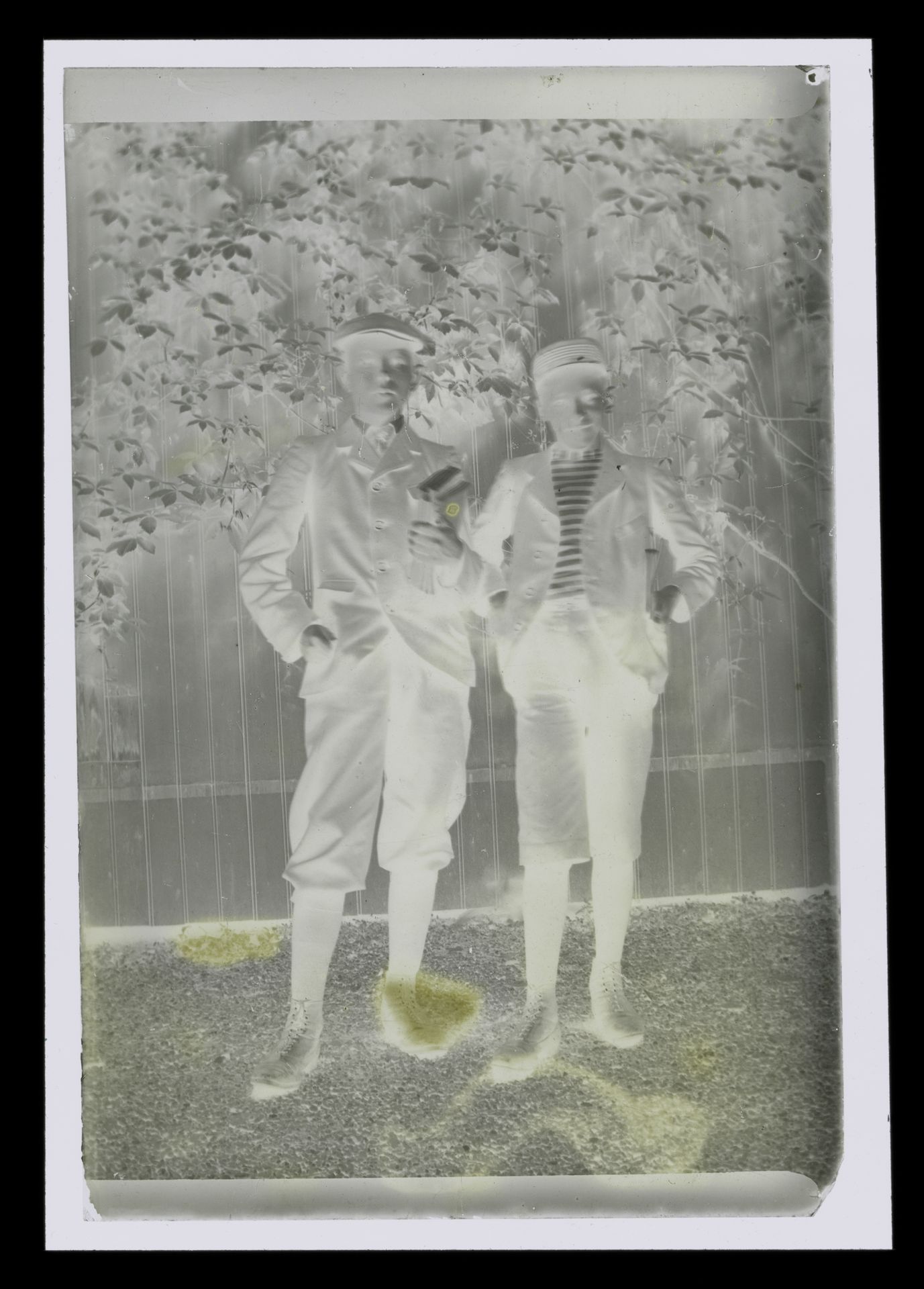 Portret van twee onbekende mannen in een tuin by Laurens Lodewijk Kleijn