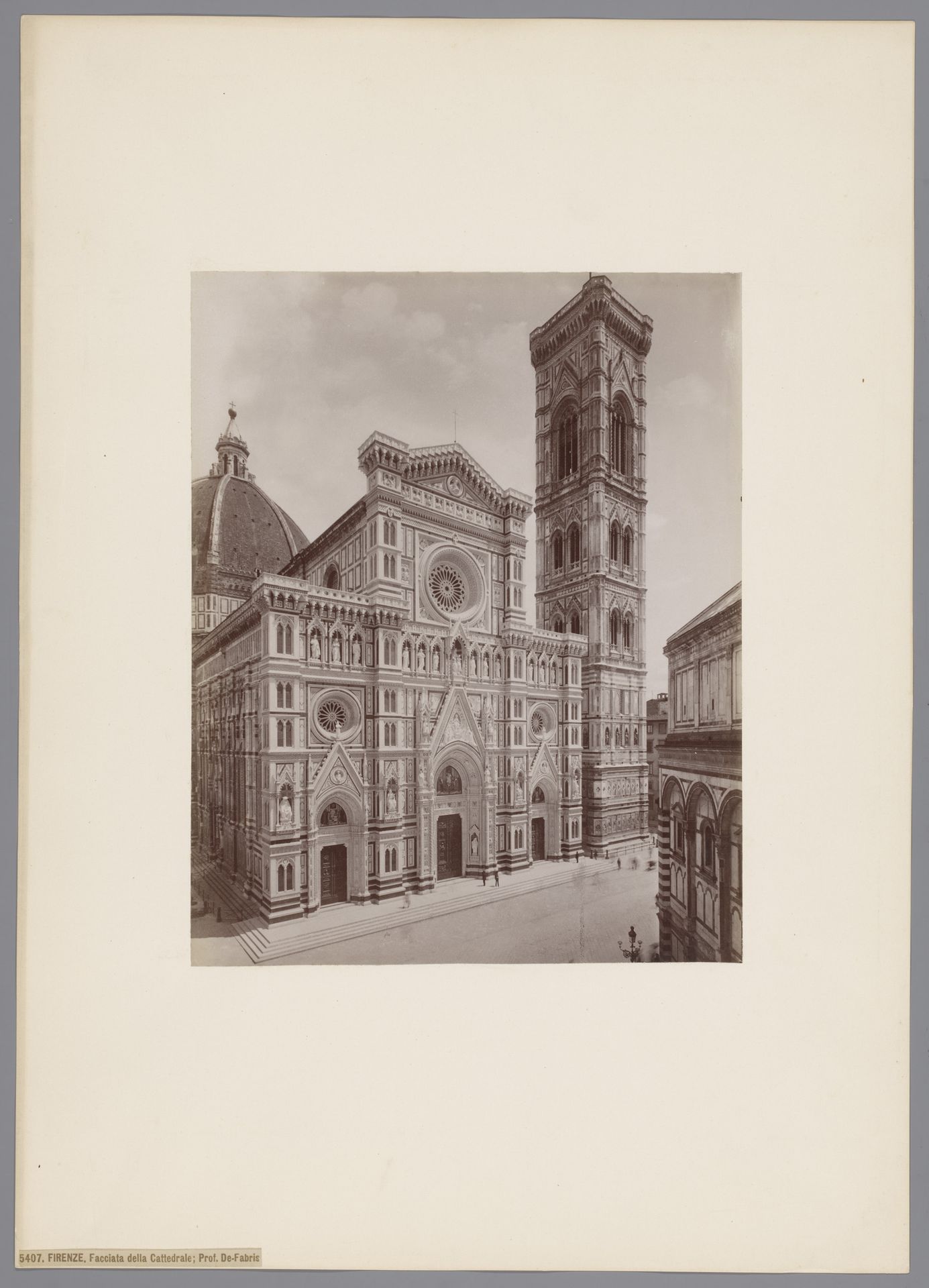Voorportaal en campanile van de kathedraal van Florence, Italië by Giacomo Brogi