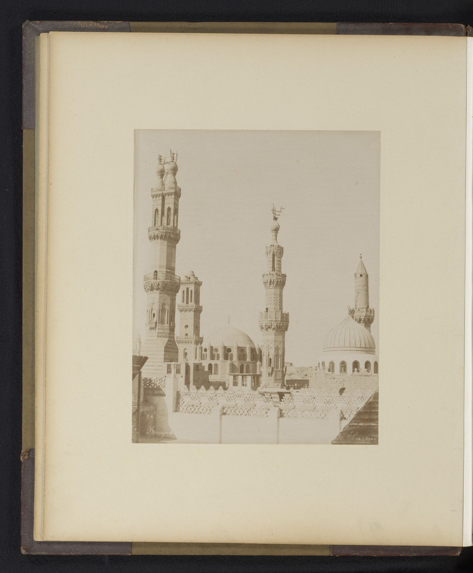 Gezicht op de Al-Azhar-moskee in Caïro by C. & G. Zangaki