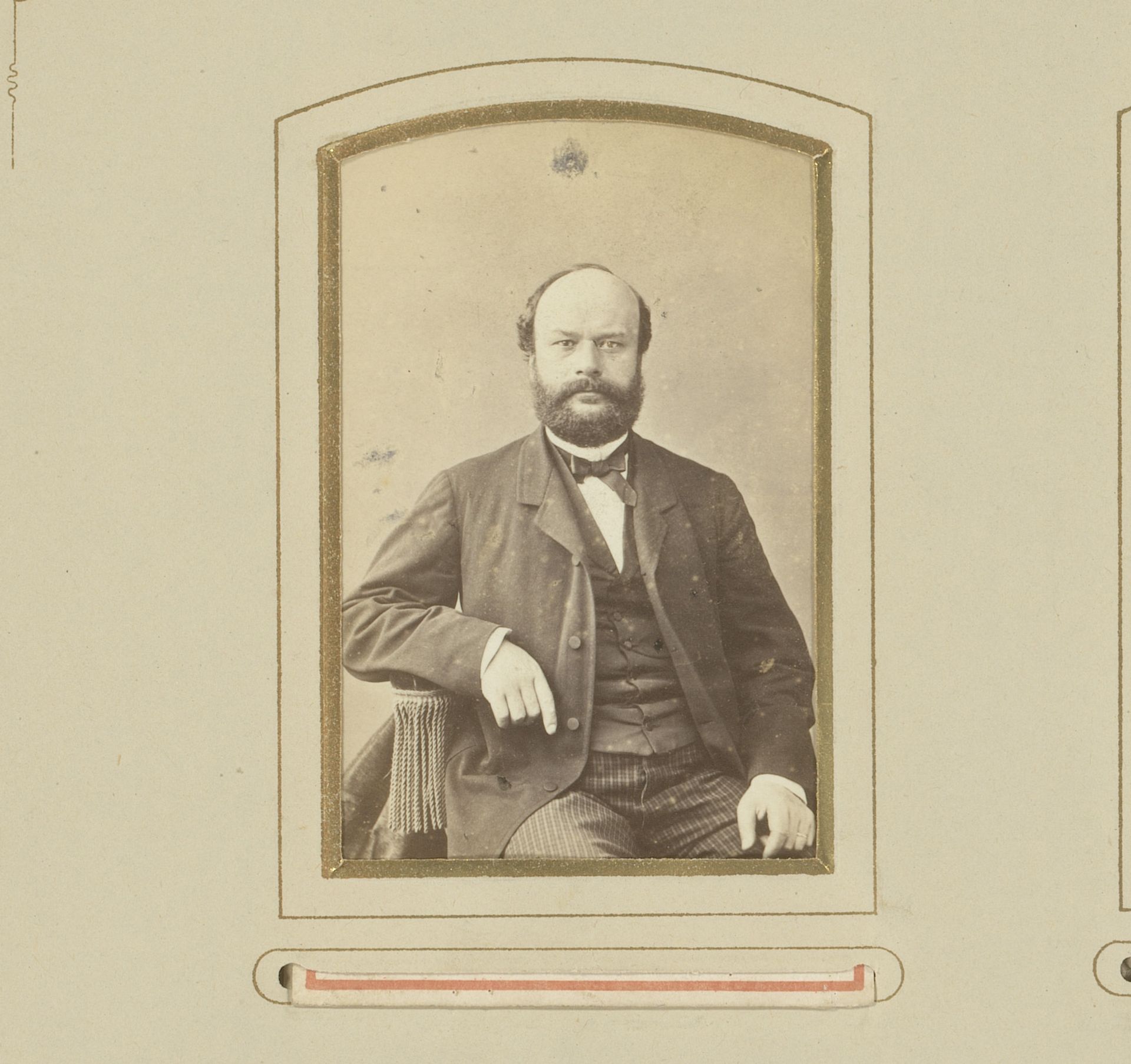 Portret van een zittende man met snor en baard by Nadar
