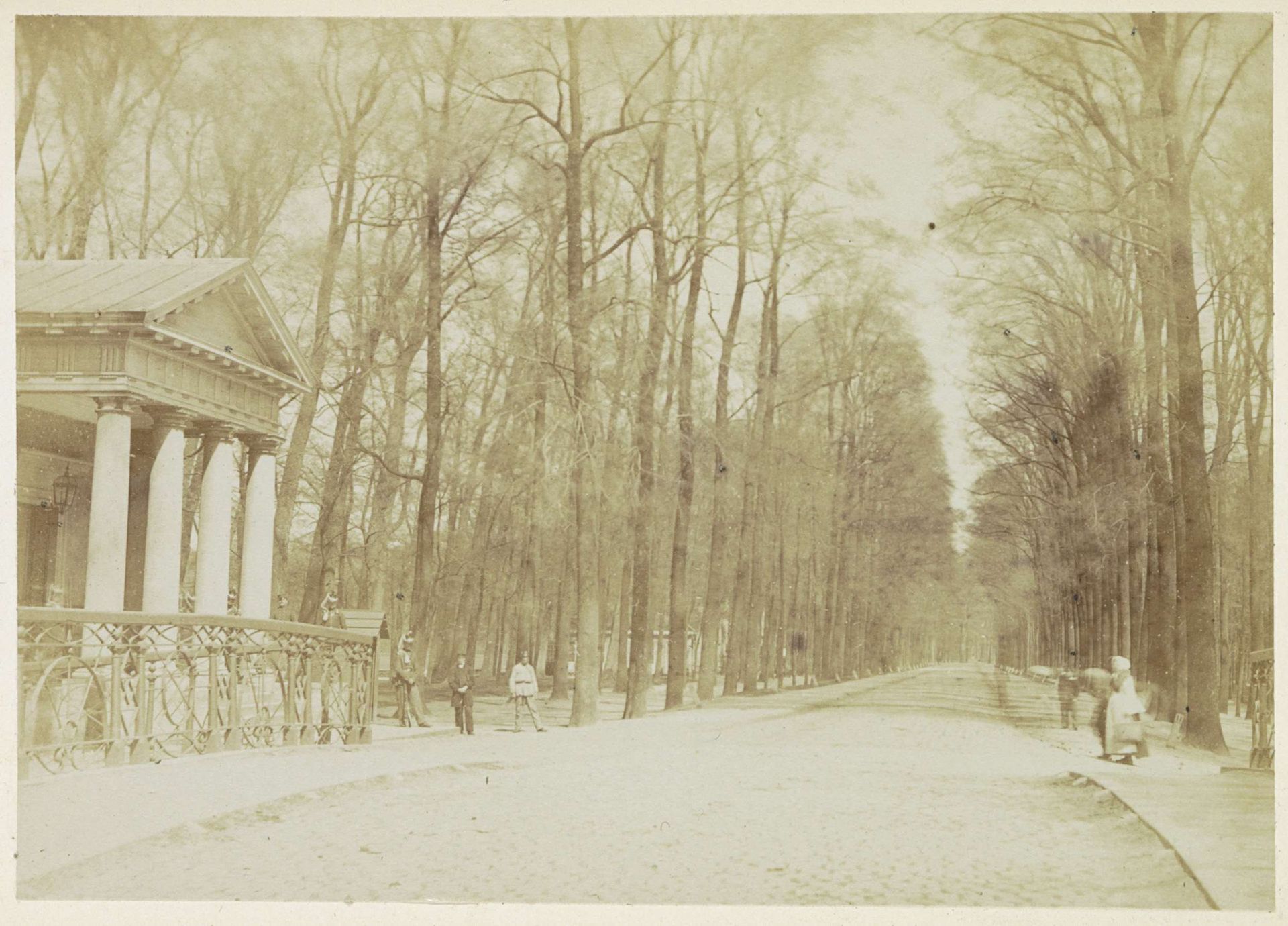 Gezicht op de hoofdingang van het Haagse Bos in Den Haag by Andries Jager