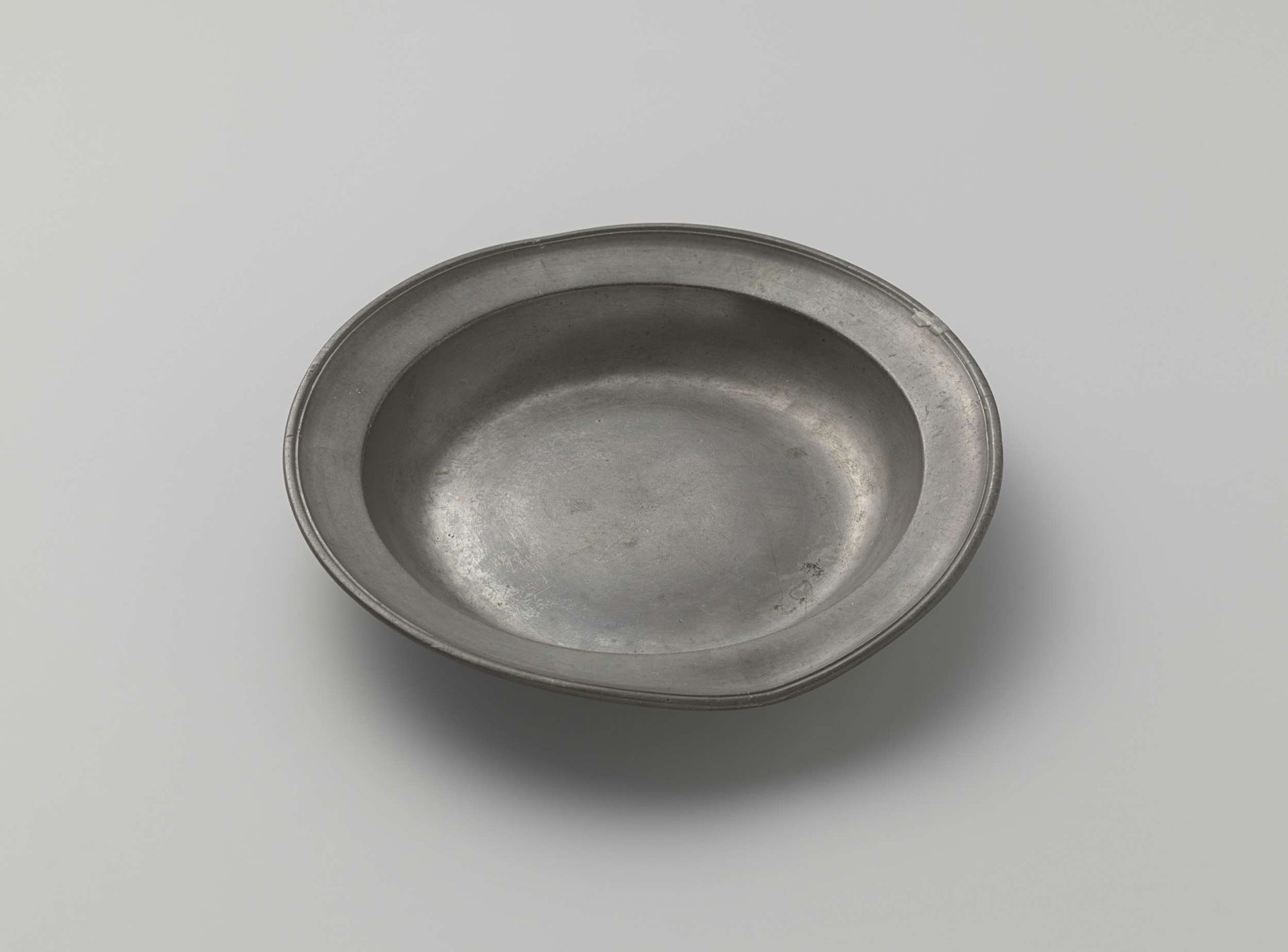 Rond bord by Carolus Theodorus de Ruijr