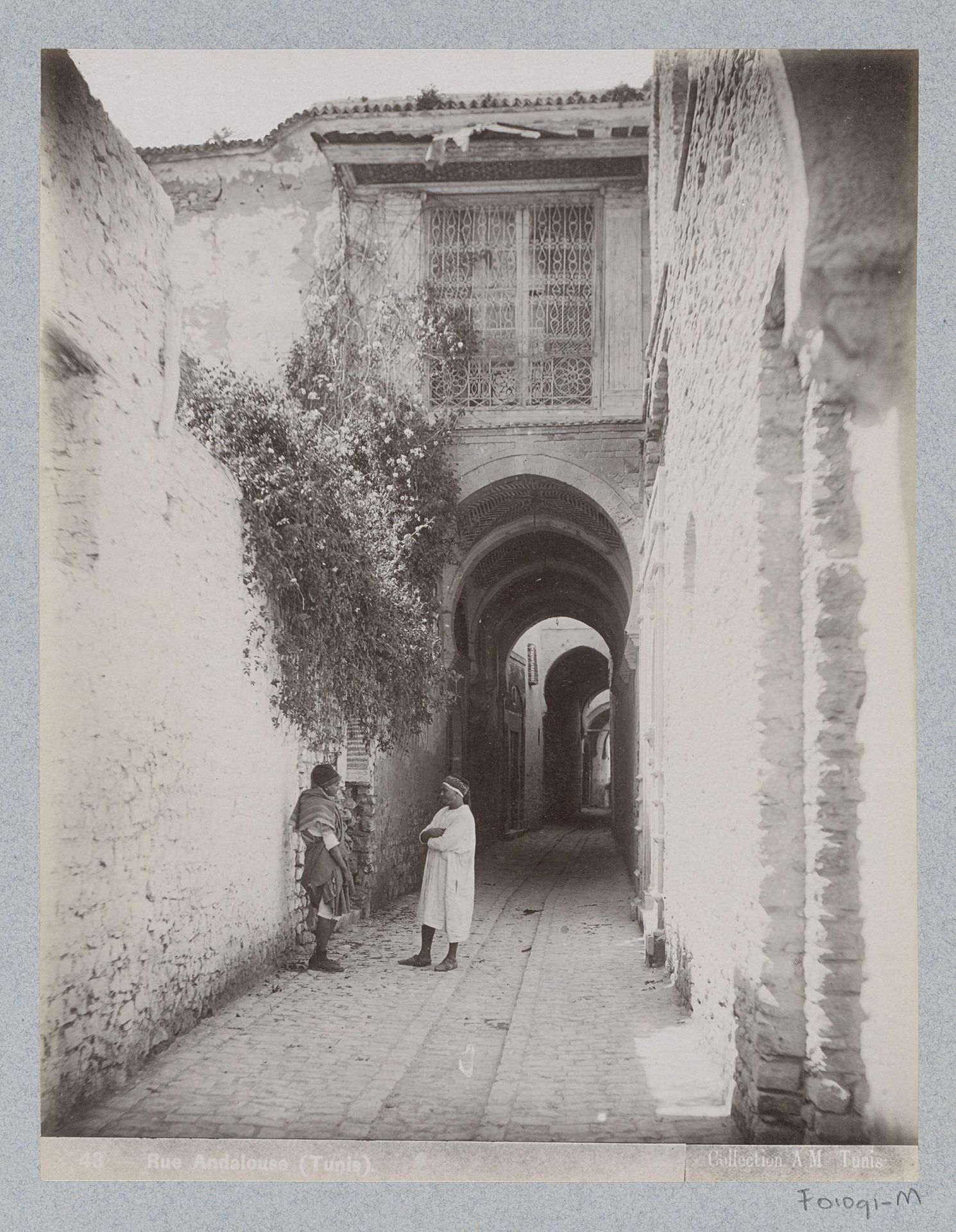 Twee pratende mannen in de Rue Andalouse in Tunis by AM
