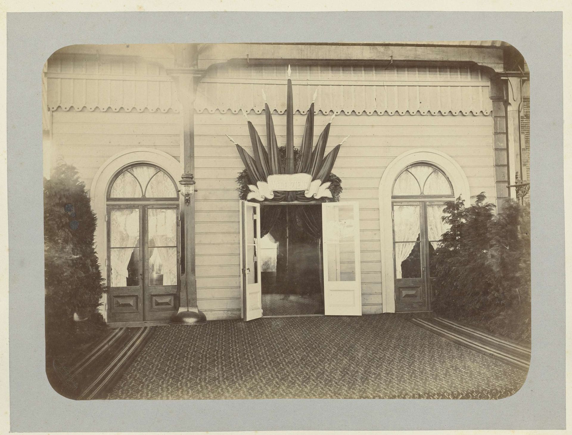 Decoratie bij de ontvangst van Willem III en Emma  op Station Weesperpoort in Amsterdam by Albert Greiner
