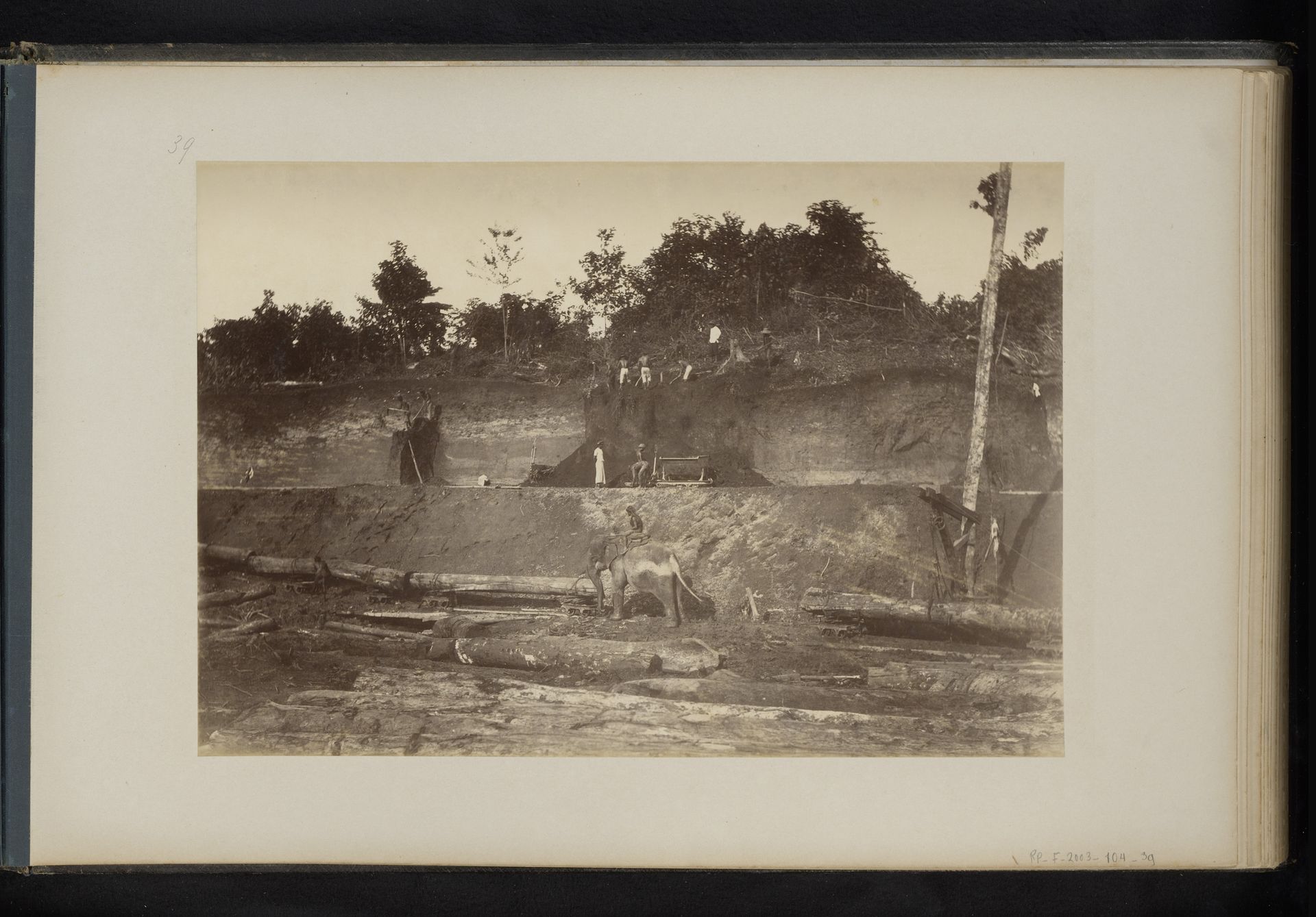 Arbeiders werken met een olifant op de Lau-Boentoe plantage, Sumatra by Heinrich Ernst & Co