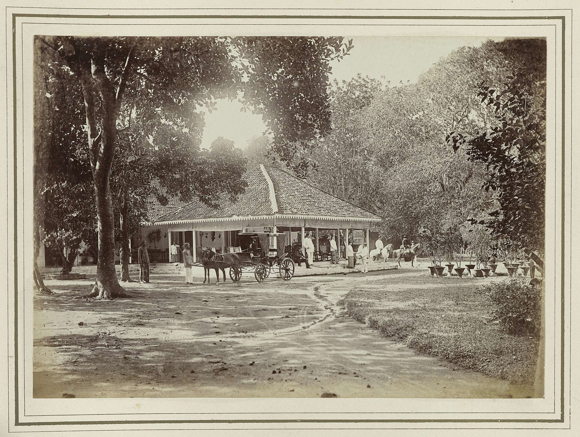 Huis met koets en ruiters by Kassian Céphas