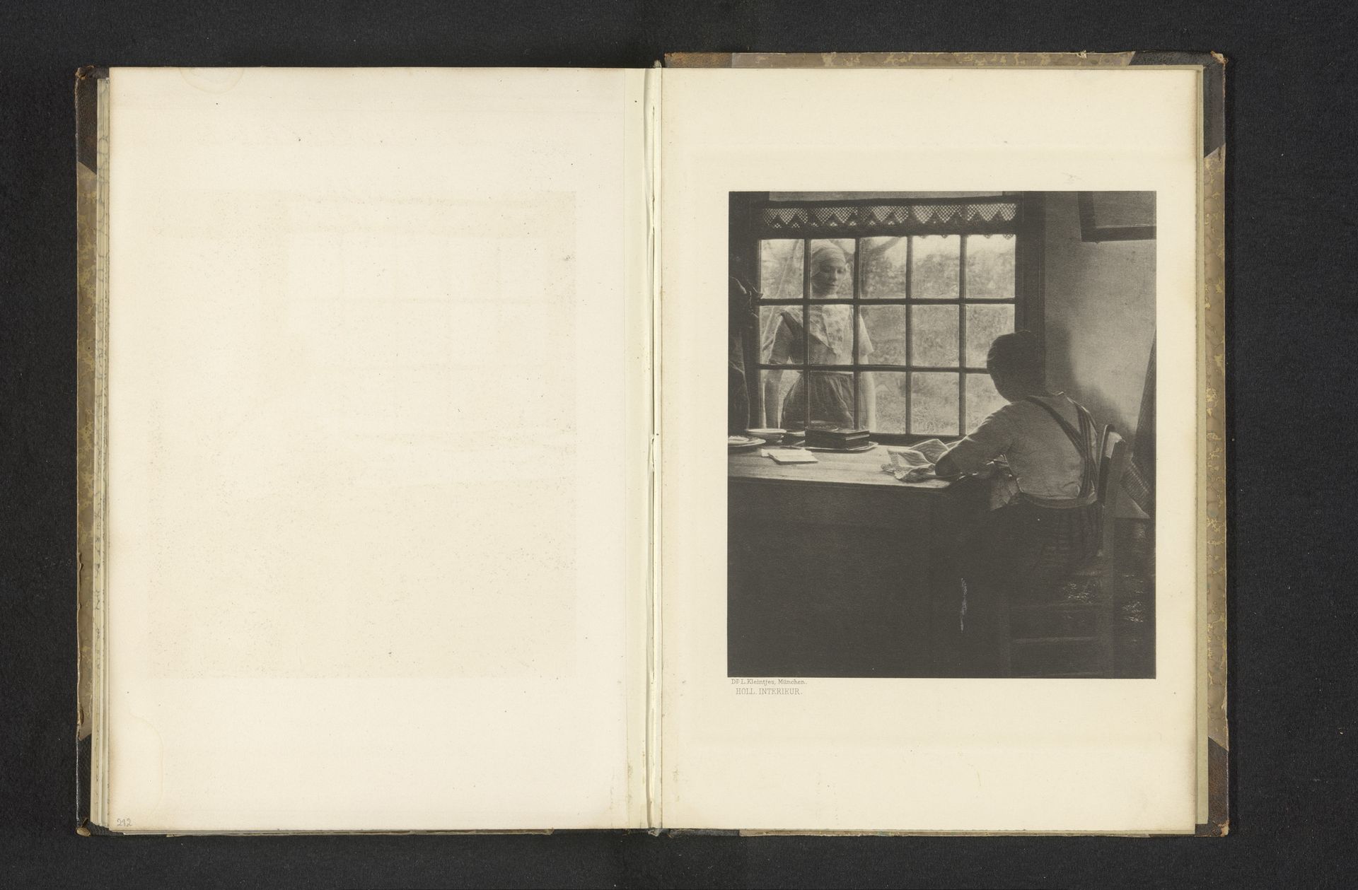 Handwerkende vrouw aan tafel en een andere vrouw kijkt door het raam naar binnen by L.L. Kleintjes