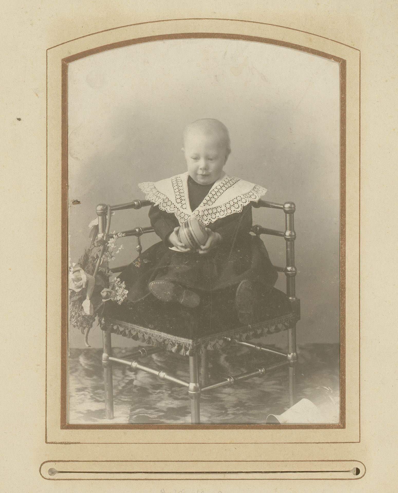Portret van een zittend kind met bal by Pierre J. Dietz