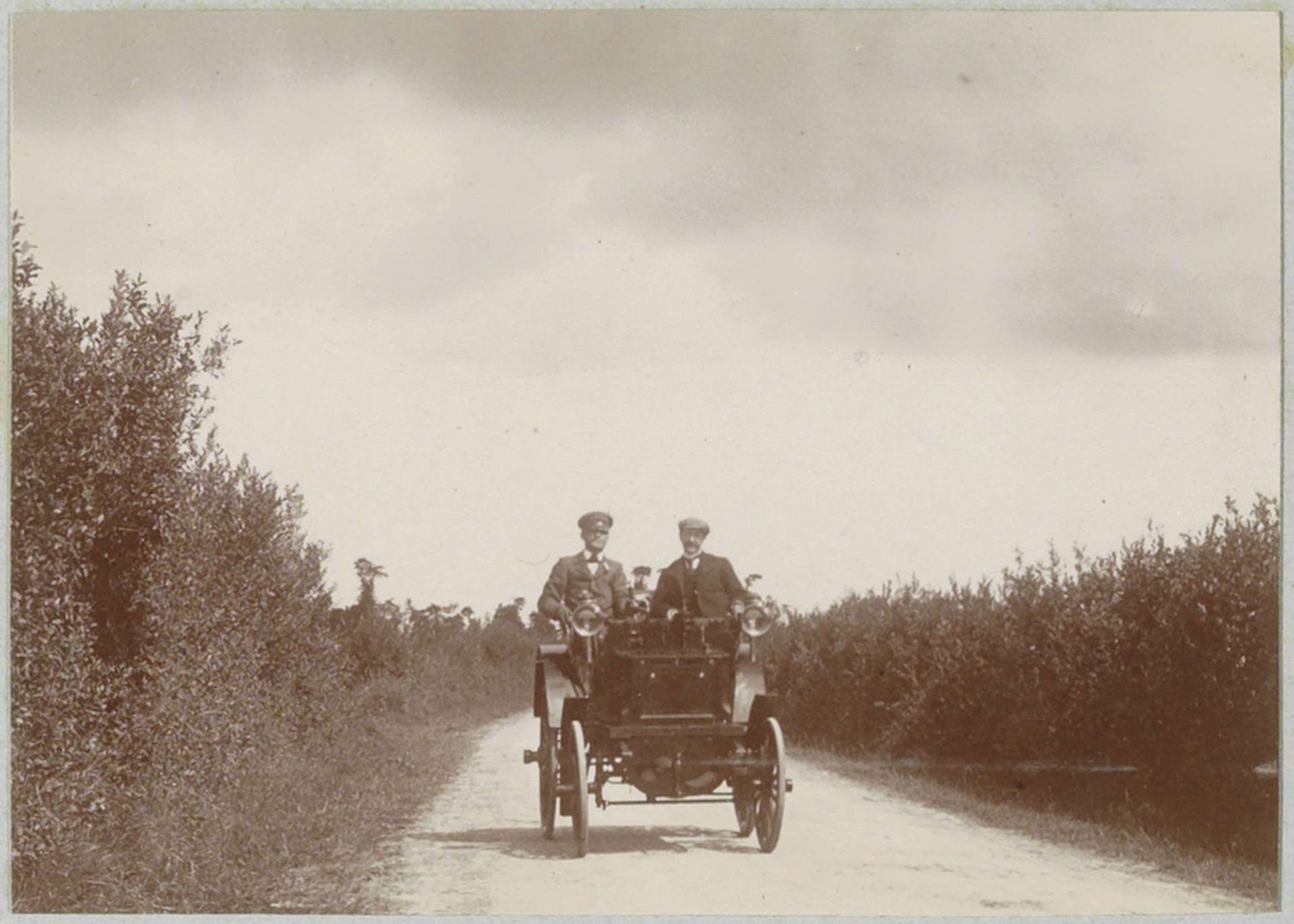 Twee mannen in een automobiel op een landweg bij Varaville by Delizy