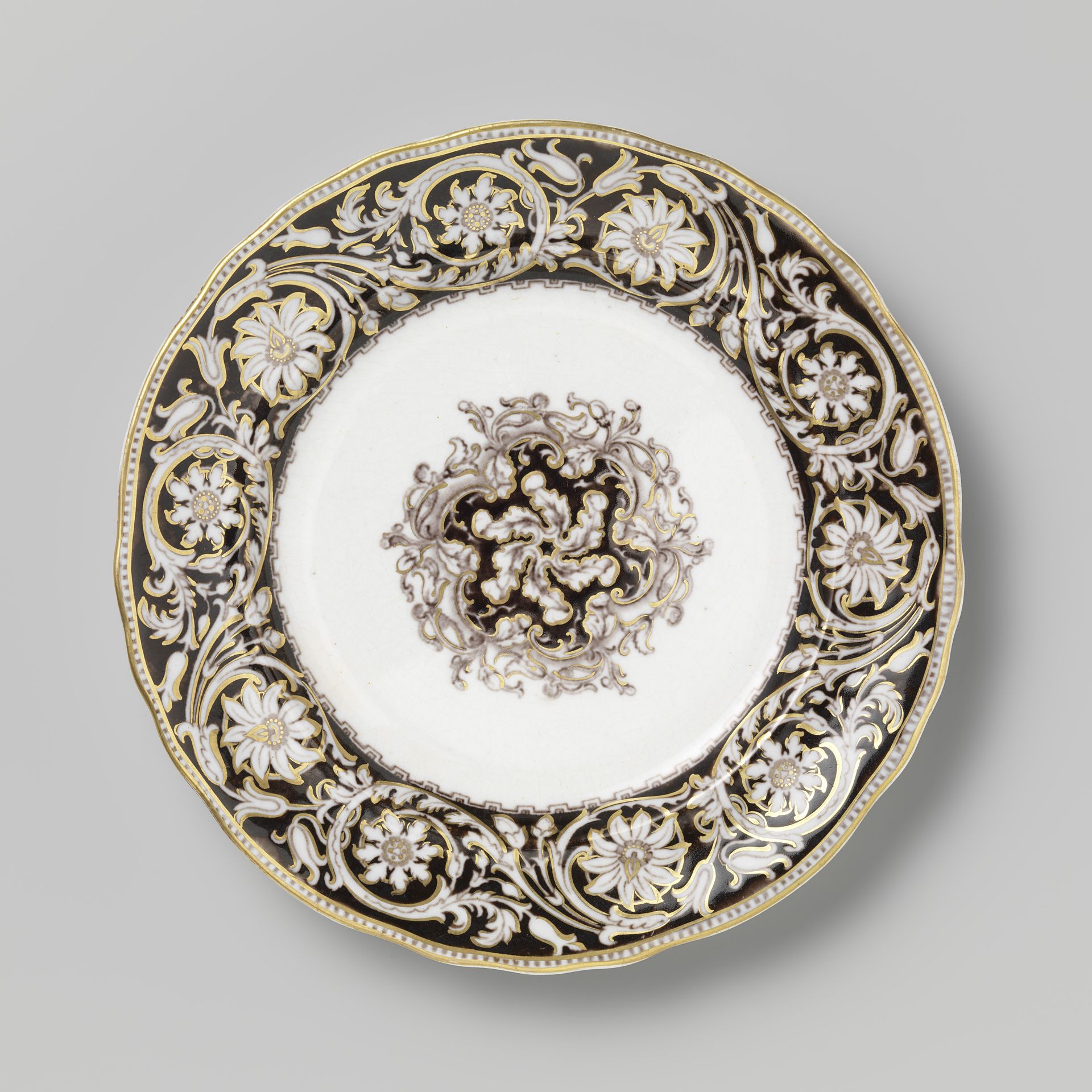 Bord van hardgebakken aardewerk met een paarse en goudkleurige decoraties. by Charles Meigh