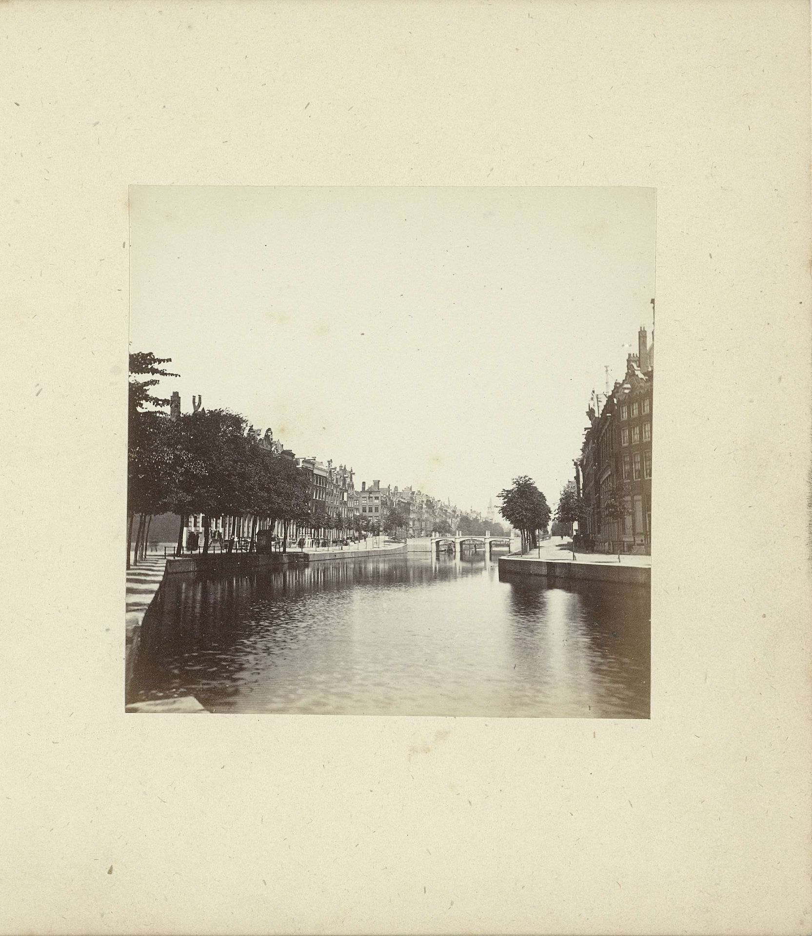 Gezicht over de Keizersgracht bij de Leliegracht in Amsterdam by Anonymous