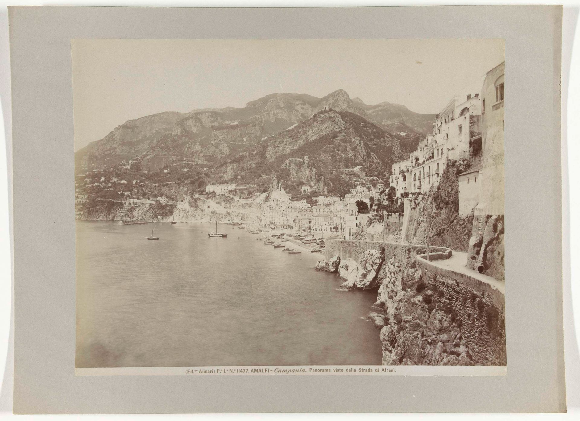 Gezicht op Amalfi by Fratelli Alinari