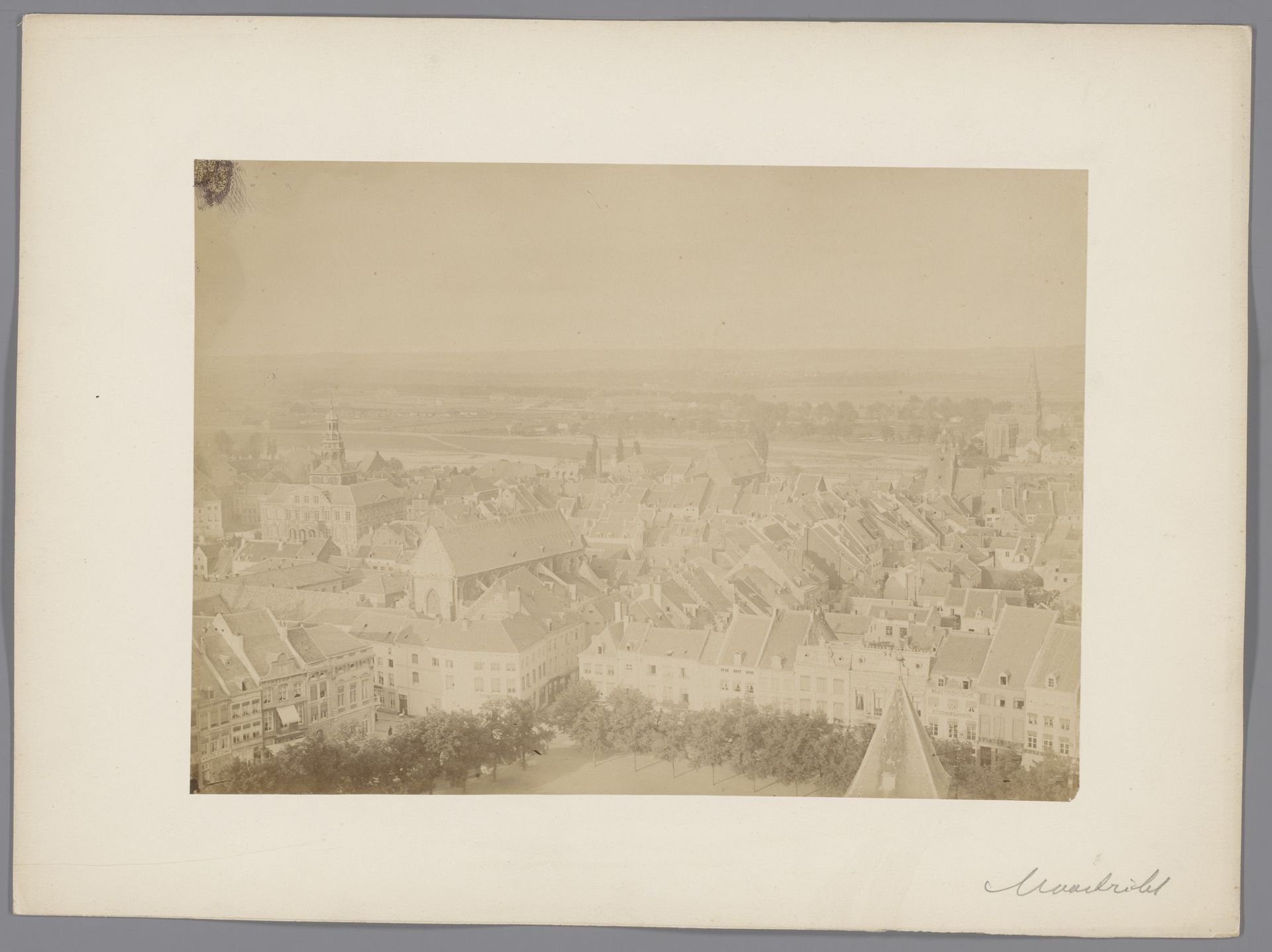 Gezicht op Maastricht met het stadhuis by anoniem (Monumentenzorg)
