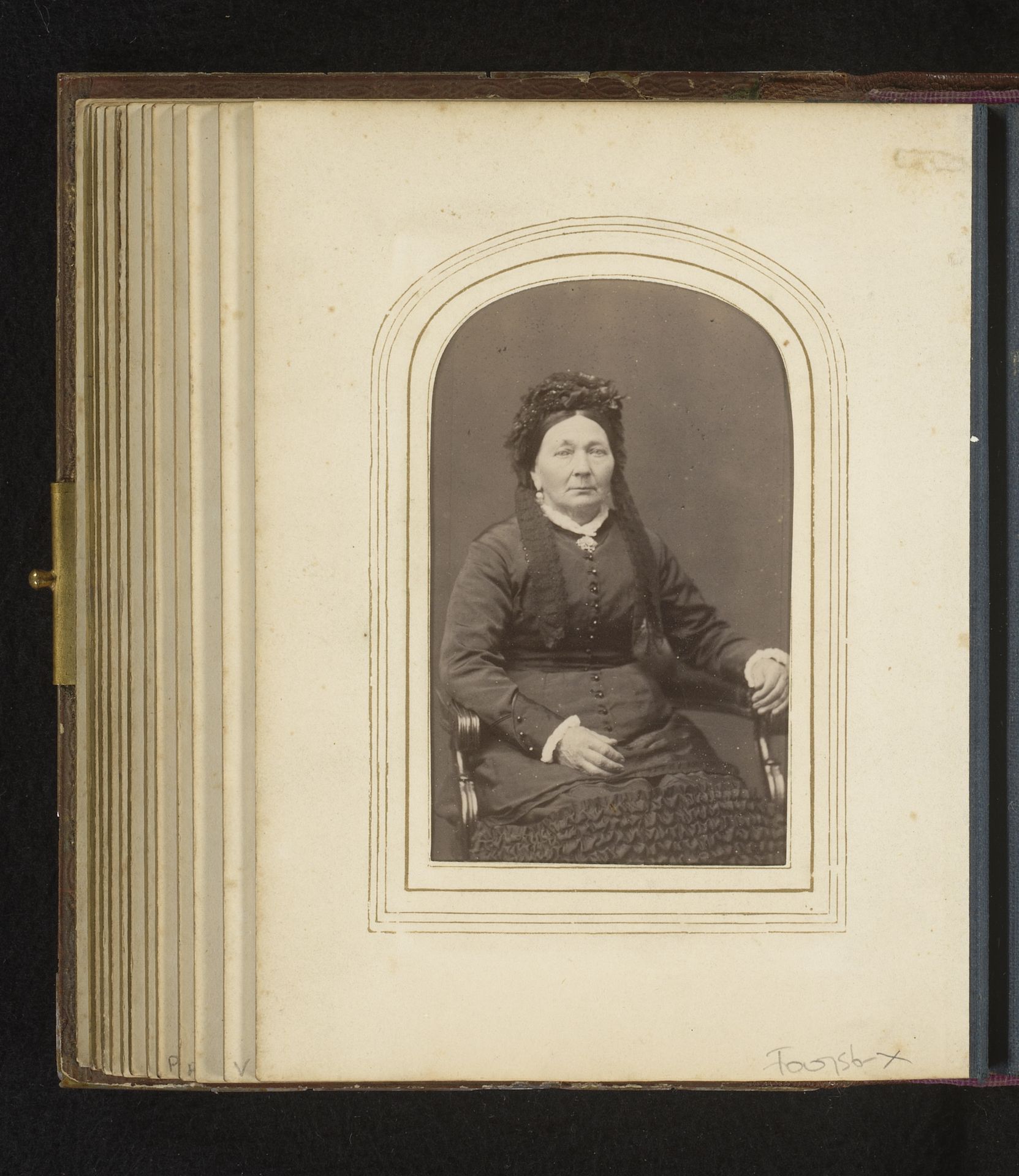 Portret van een zittende vrouw met muts by J.J.D. van Geuns