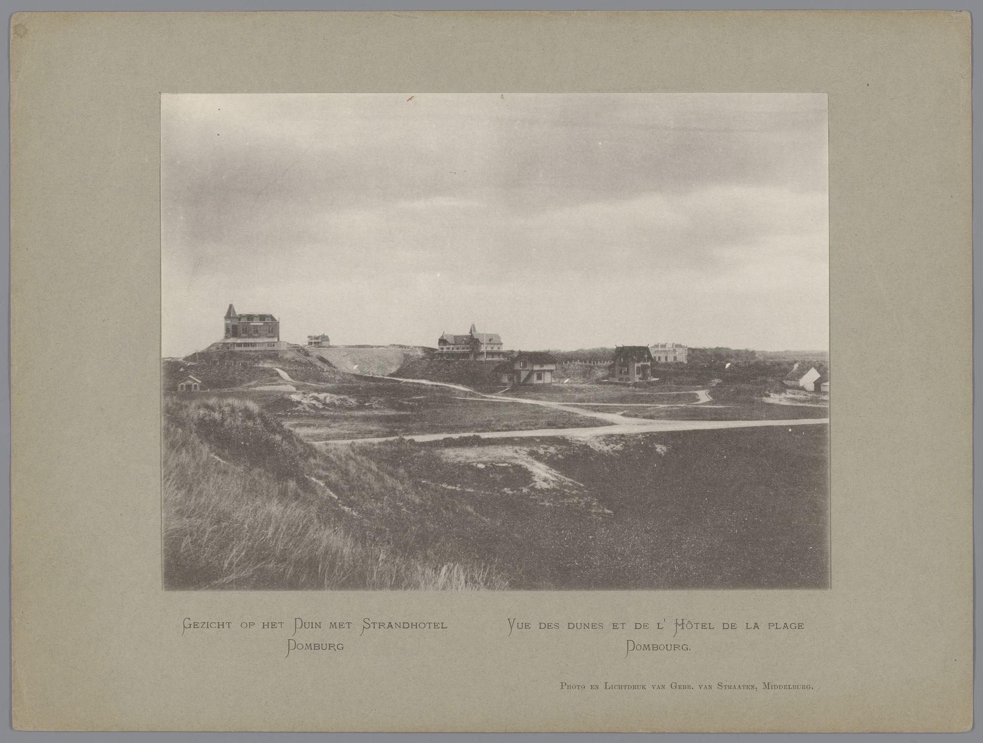 Gezicht op de duinen en het Strandhotel in Domburg by Gebroeders van Straaten