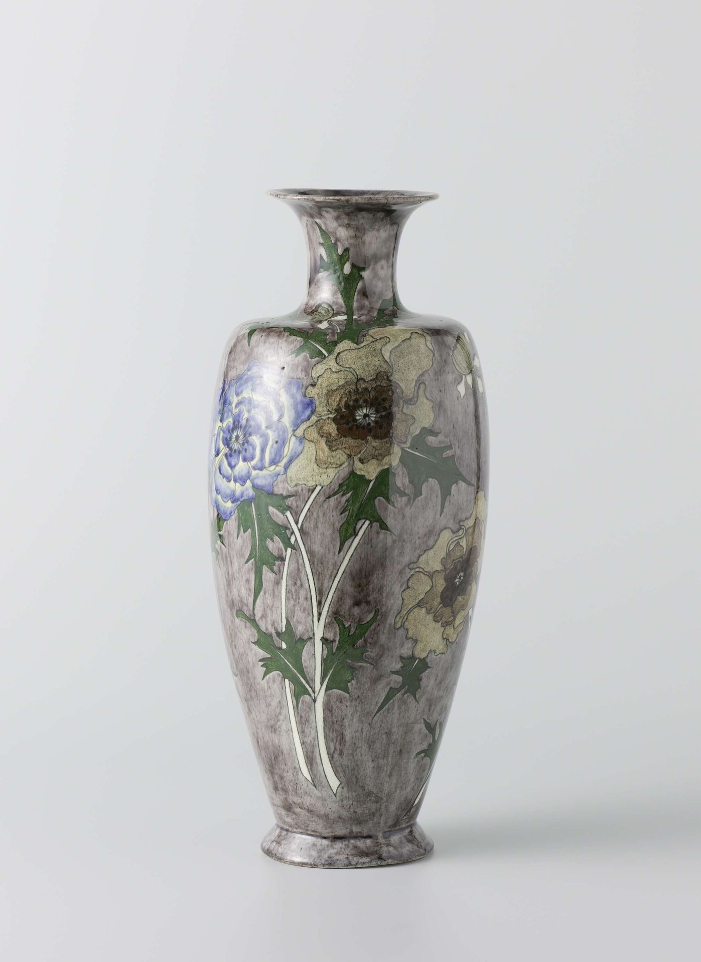 Vaas met beschildering van bloemen by Firma Wed. N.S.A. Brantjes en Co.