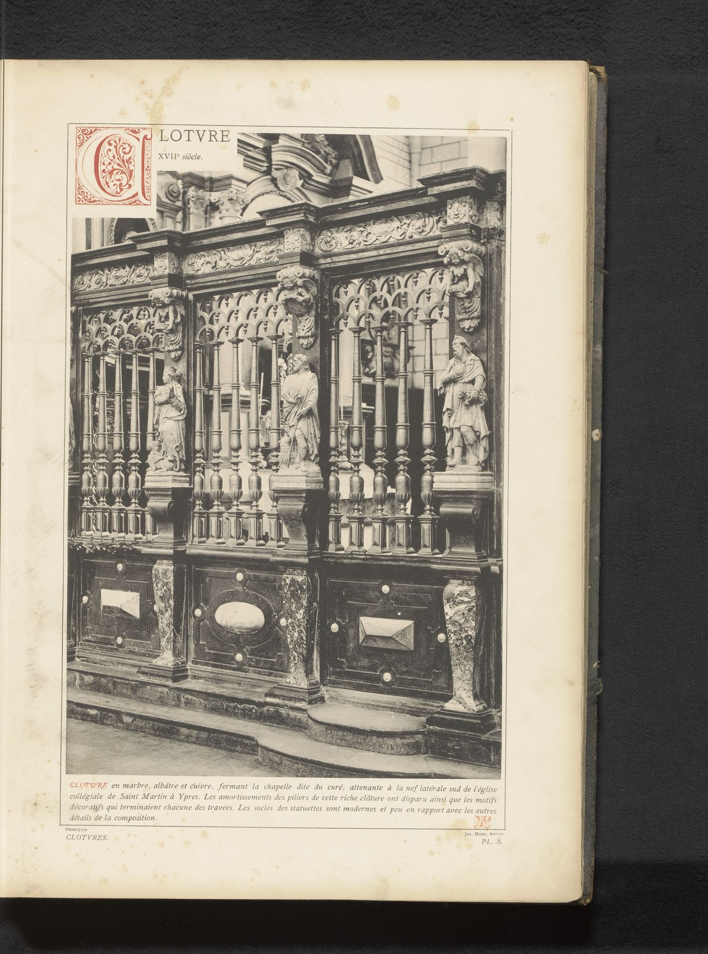 Koorhek van marmer in de Sint-Maartenskerk in Ieper, België by Anonymous