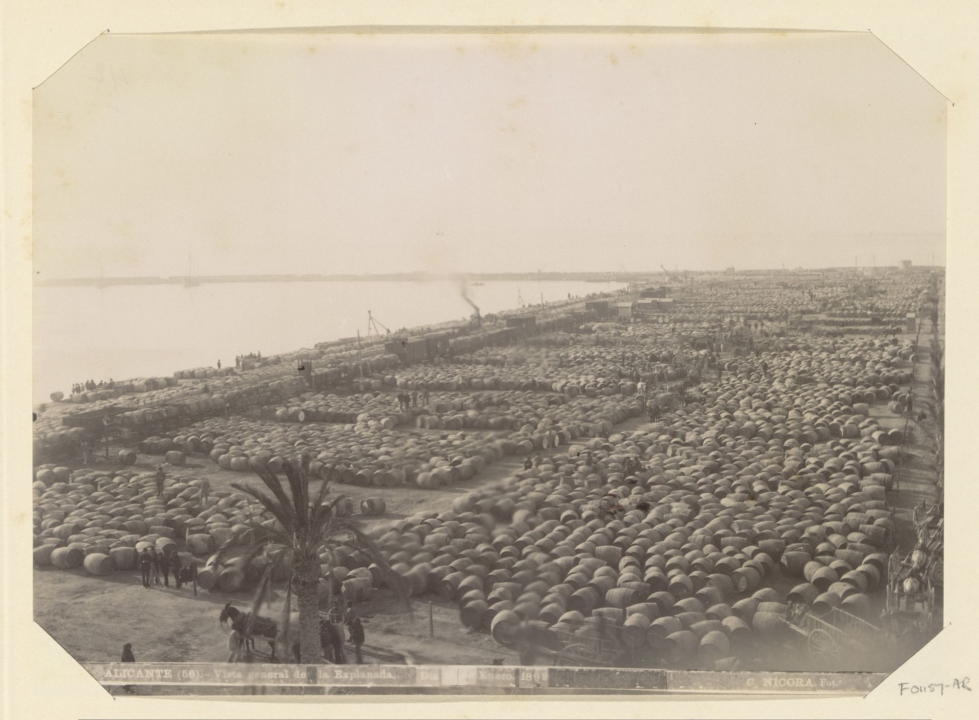 Tonnen aan de kust bij Alicante by C. Nicora