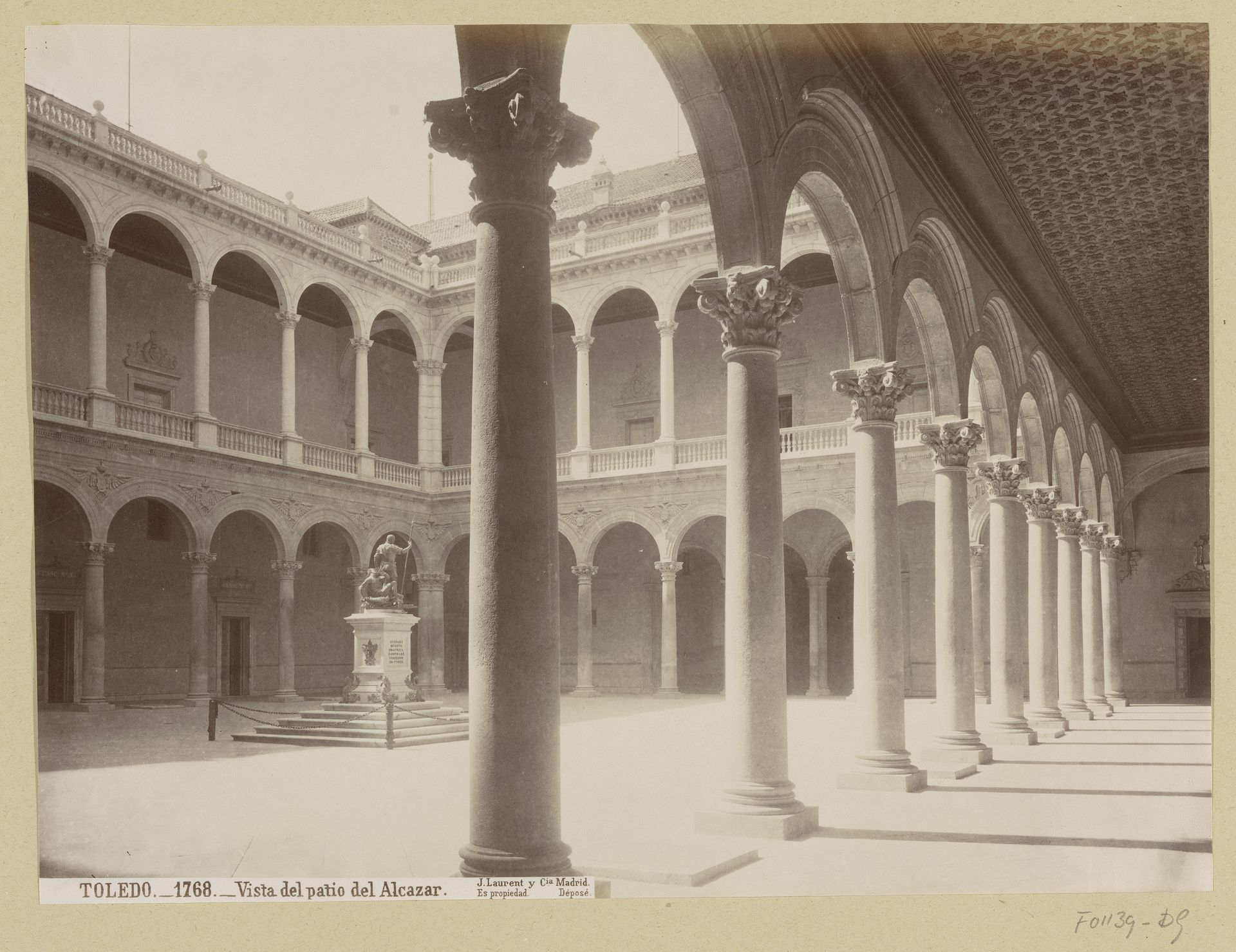 Binnenplaats van het Alcázar van Toledo by Juan Laurent