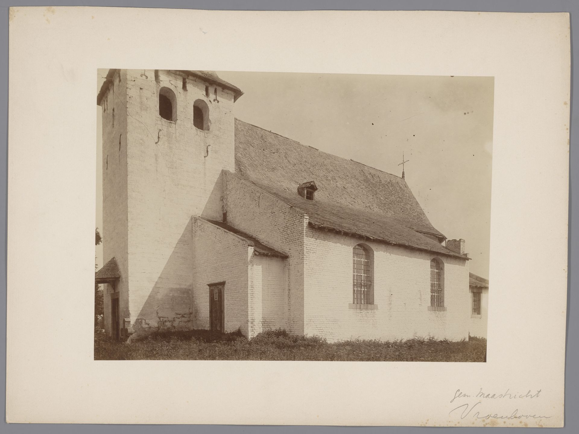 Zuidzijde van de Rooms-Katholieke Kerk te Oud-Vroenhoven by anoniem (Monumentenzorg)