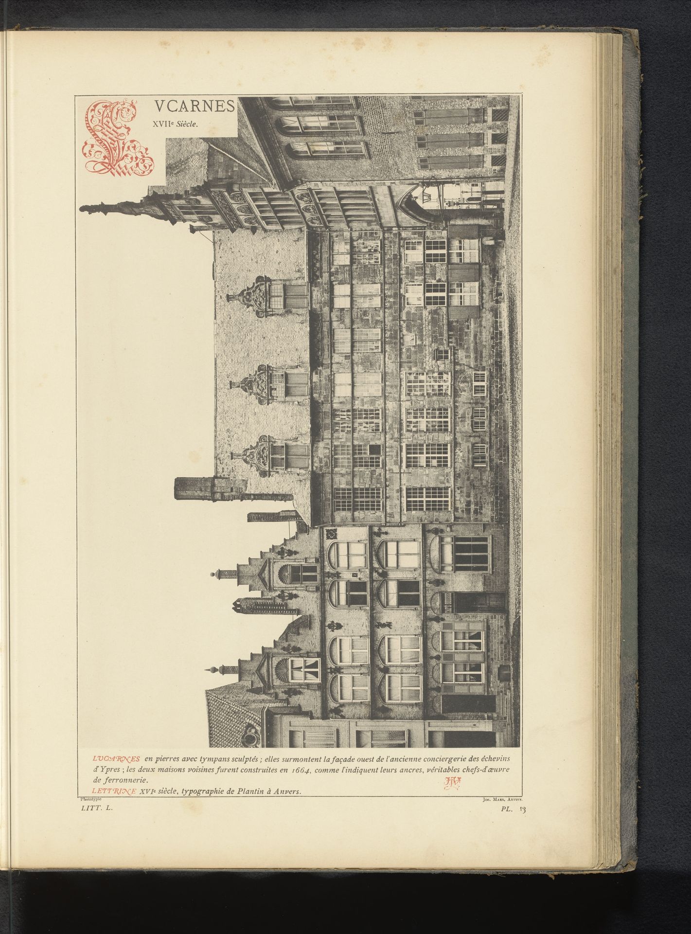 Gezicht op een gebouw met dakramen gedecoreerd met timpanen in Ieper, België by Anonymous