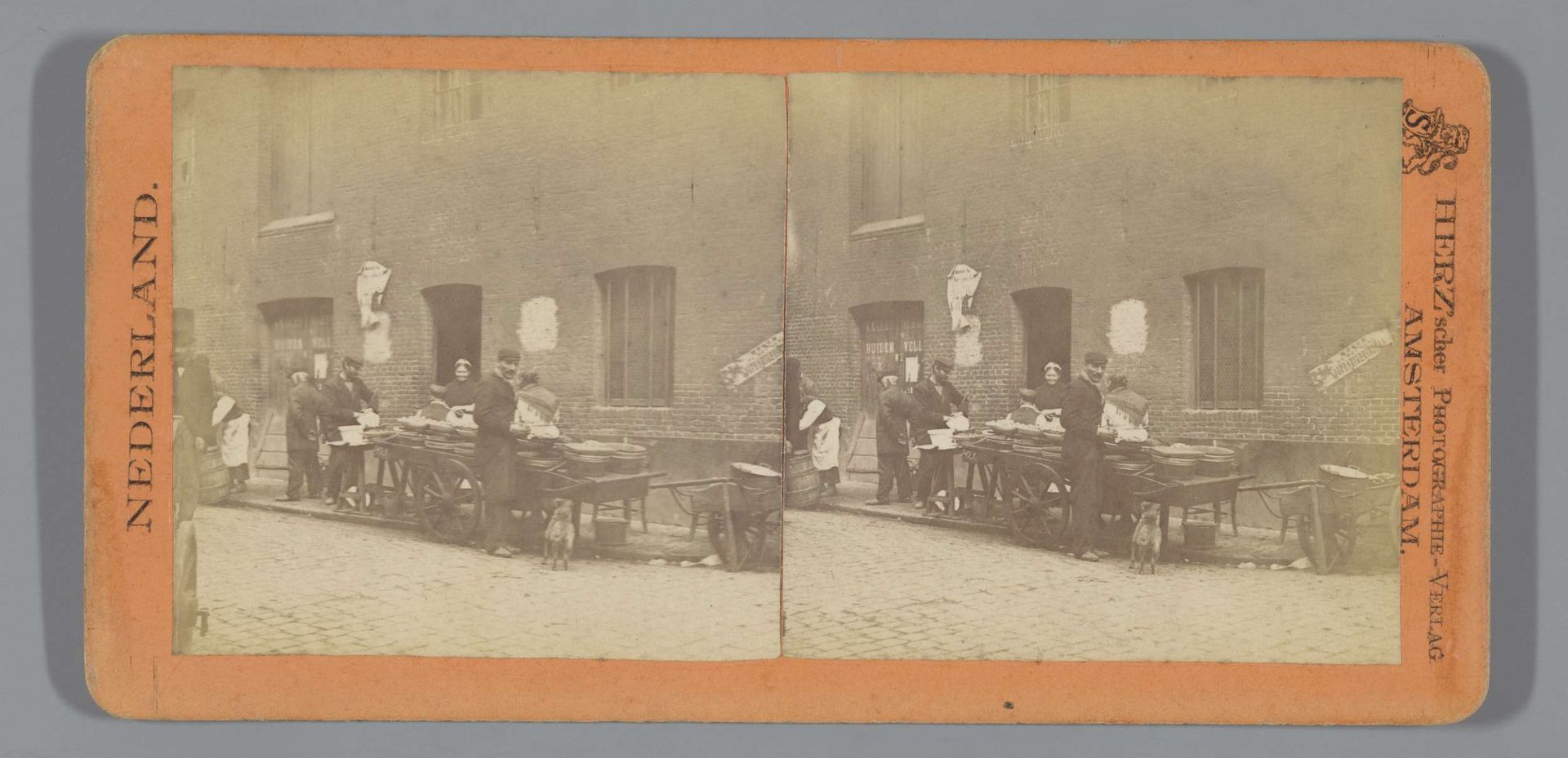 Straatbeeld met marktkraam, Nederland, vermoedelijk Amsterdam by Sigmund Löw
