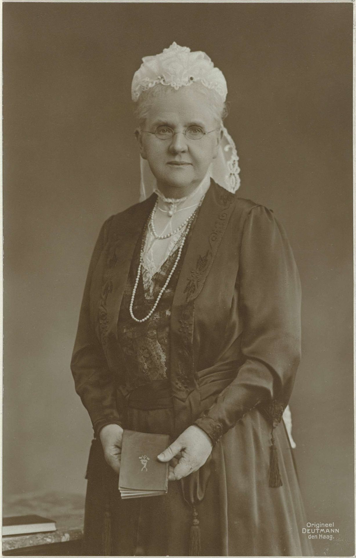 Portret van Emma, koningin-regentes der Nederlanden by Herman Deutmann