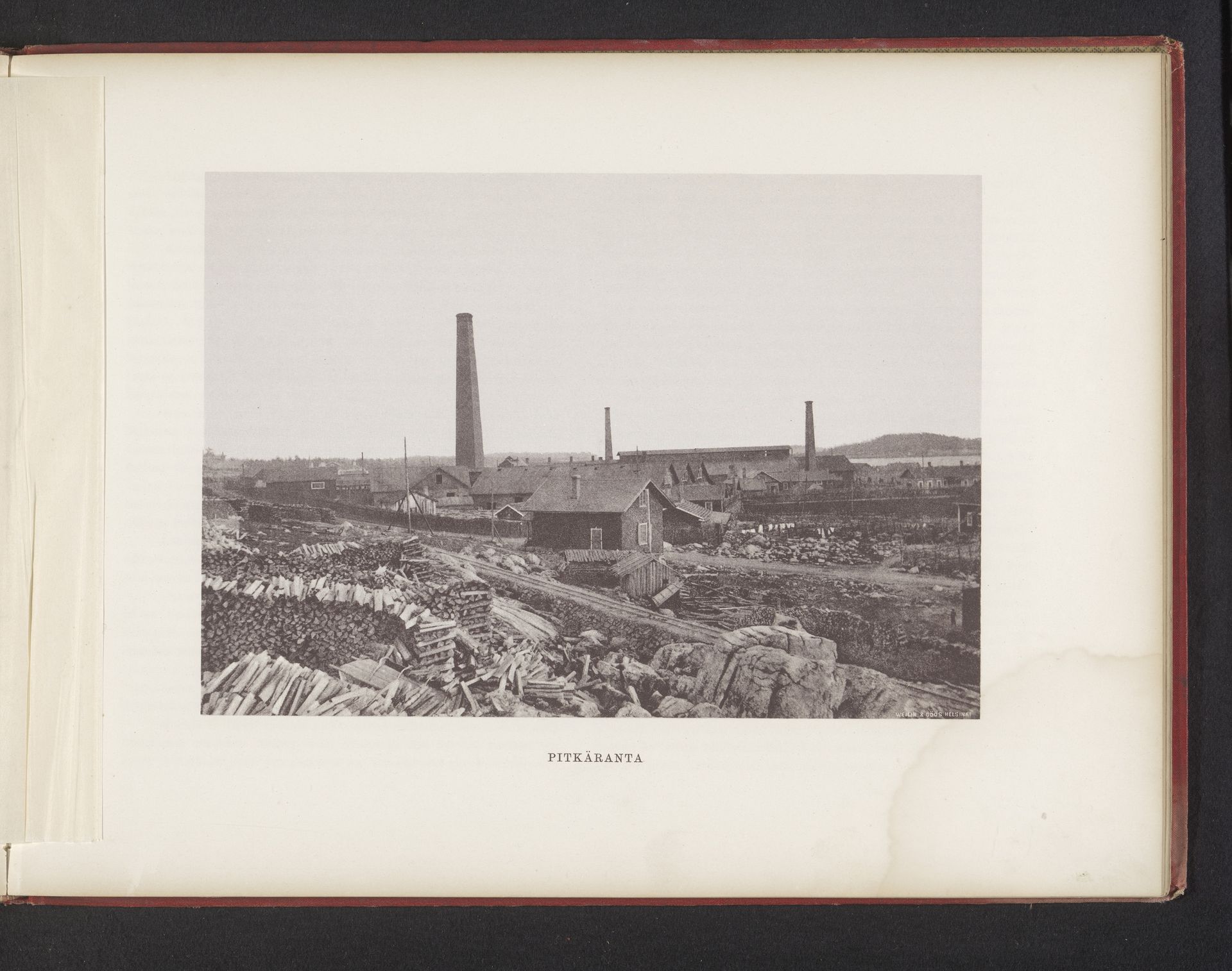 Schoorstenen bij gebouwen en stapels hout by Impi Backman