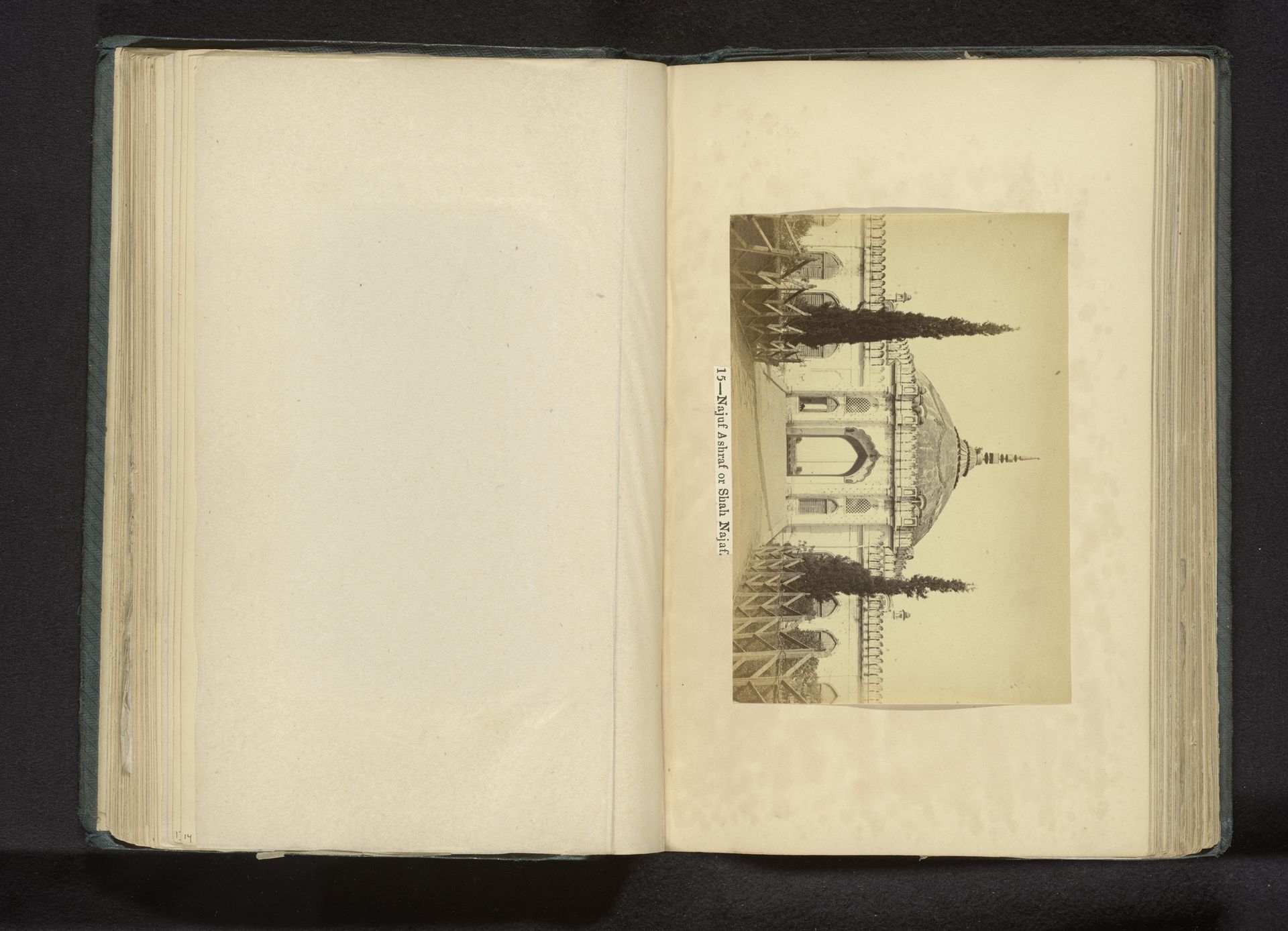 Gezicht op een heiligdom in Lucknow by Darogha Ubbas Alli