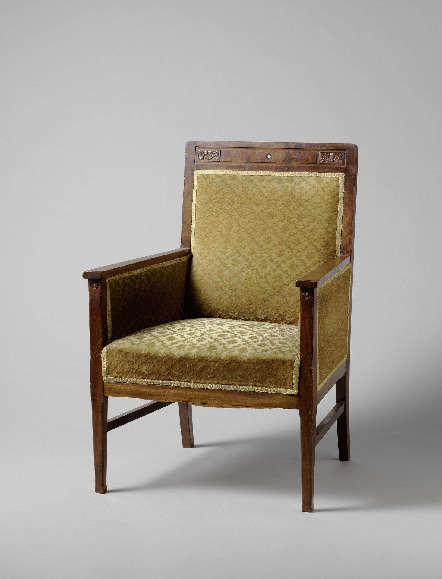 Armstoel van mahonie, ingelegd met ebbenhout en parelmoer by Theo Nieuwenhuis
