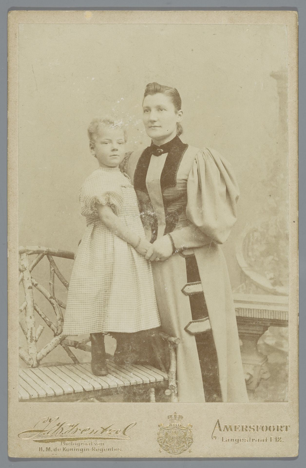 Portret van een onbekende moeder met kind by J.W. Wentzel