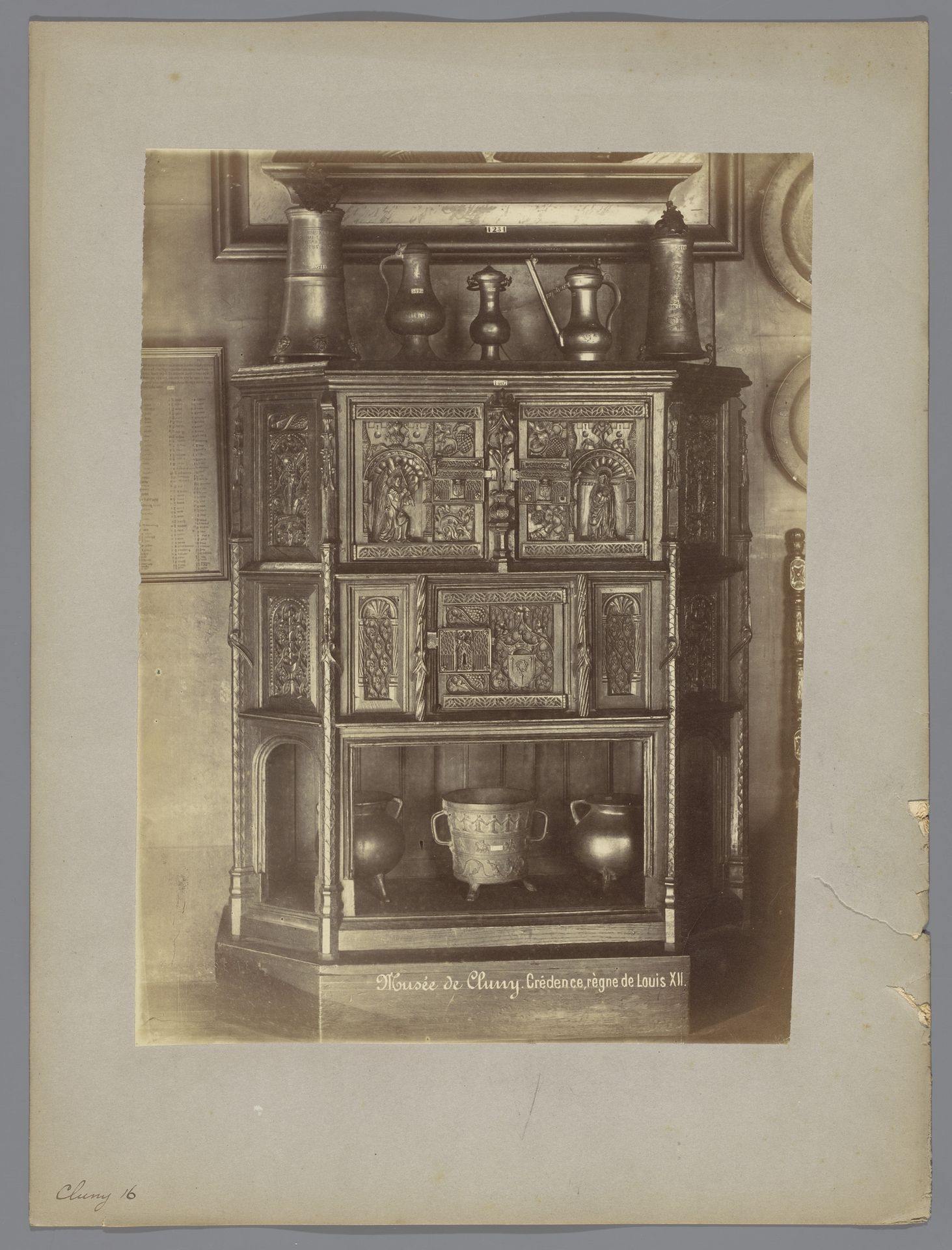 Kast met reliëf, afbeeldingen en potten by Médéric Mieusement