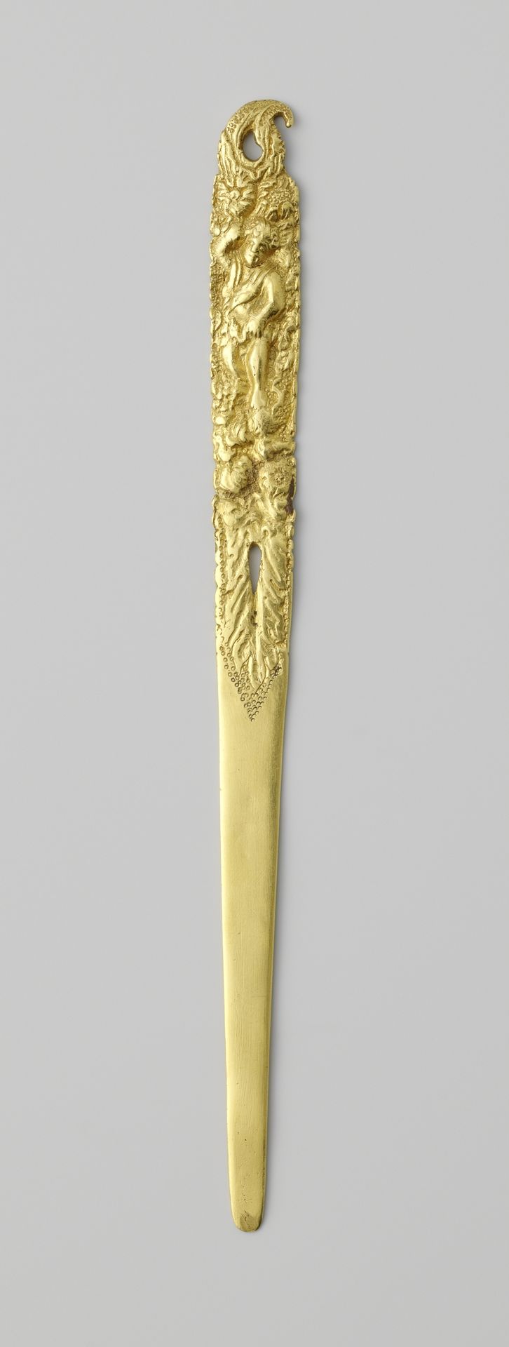Rijg- of haarnaald met een kinderfiguurtje tussen bloemen by François Quien