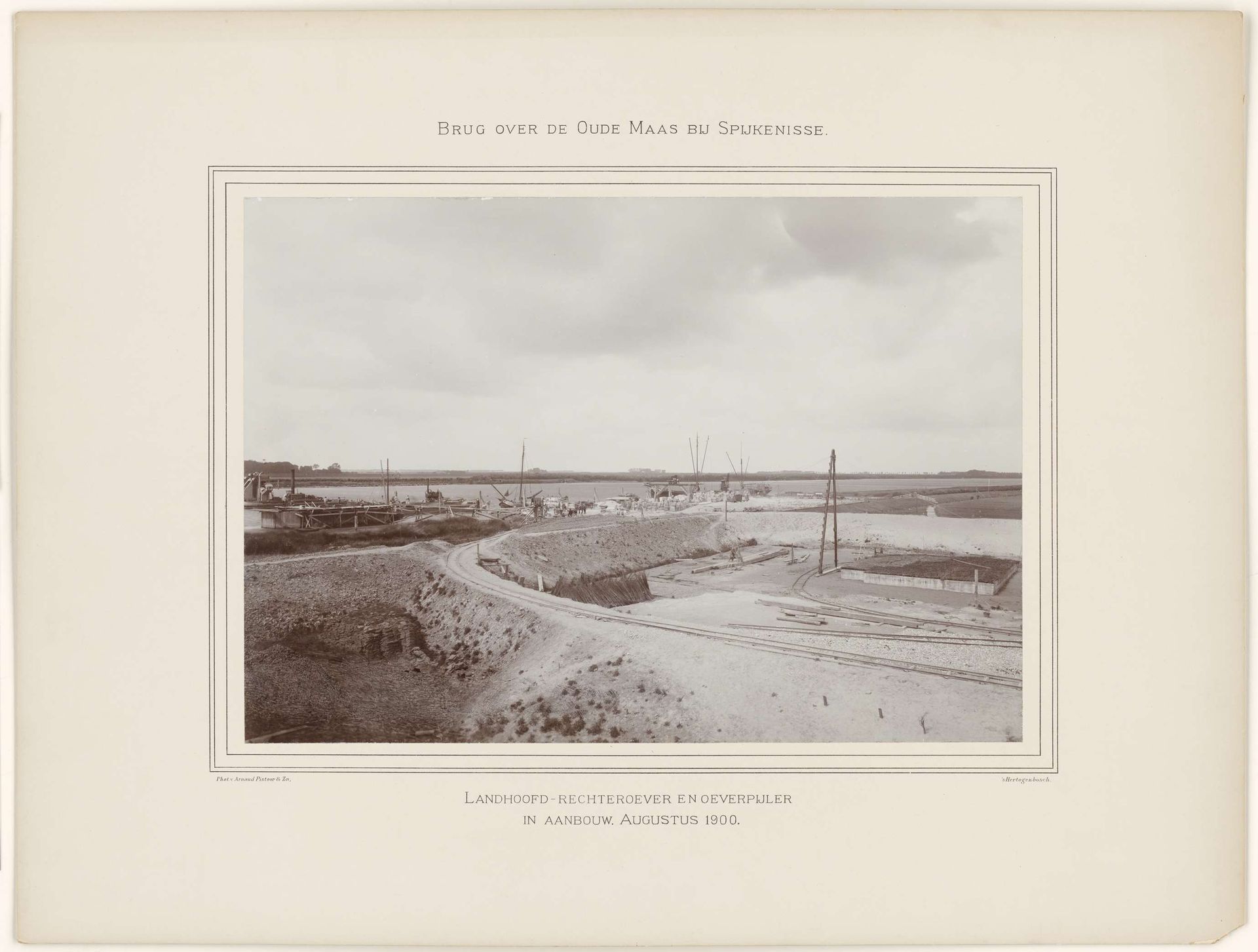 Bouw van landhoofd en oeverpijler van de brug over de Oude Maas aan de rechteroever bij Spijkenisse by Arnaud Pistoor & Zoon