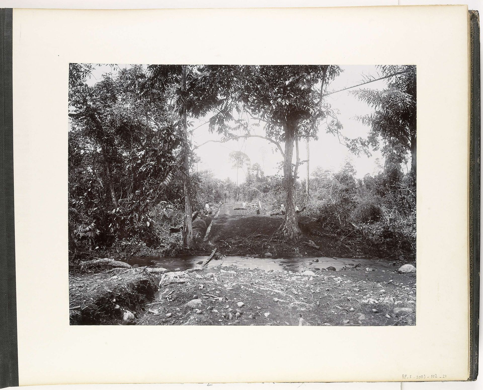 Aanleg van een weg op de Linggah Estate, Sumatra (Weg Linggah Estate) by Carl J. Kleingrothe