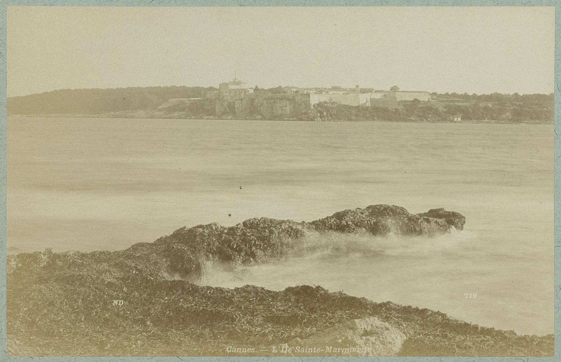 Gezicht op het eiland Sainte-Marguerite bij Cannes by Neurdein Frères