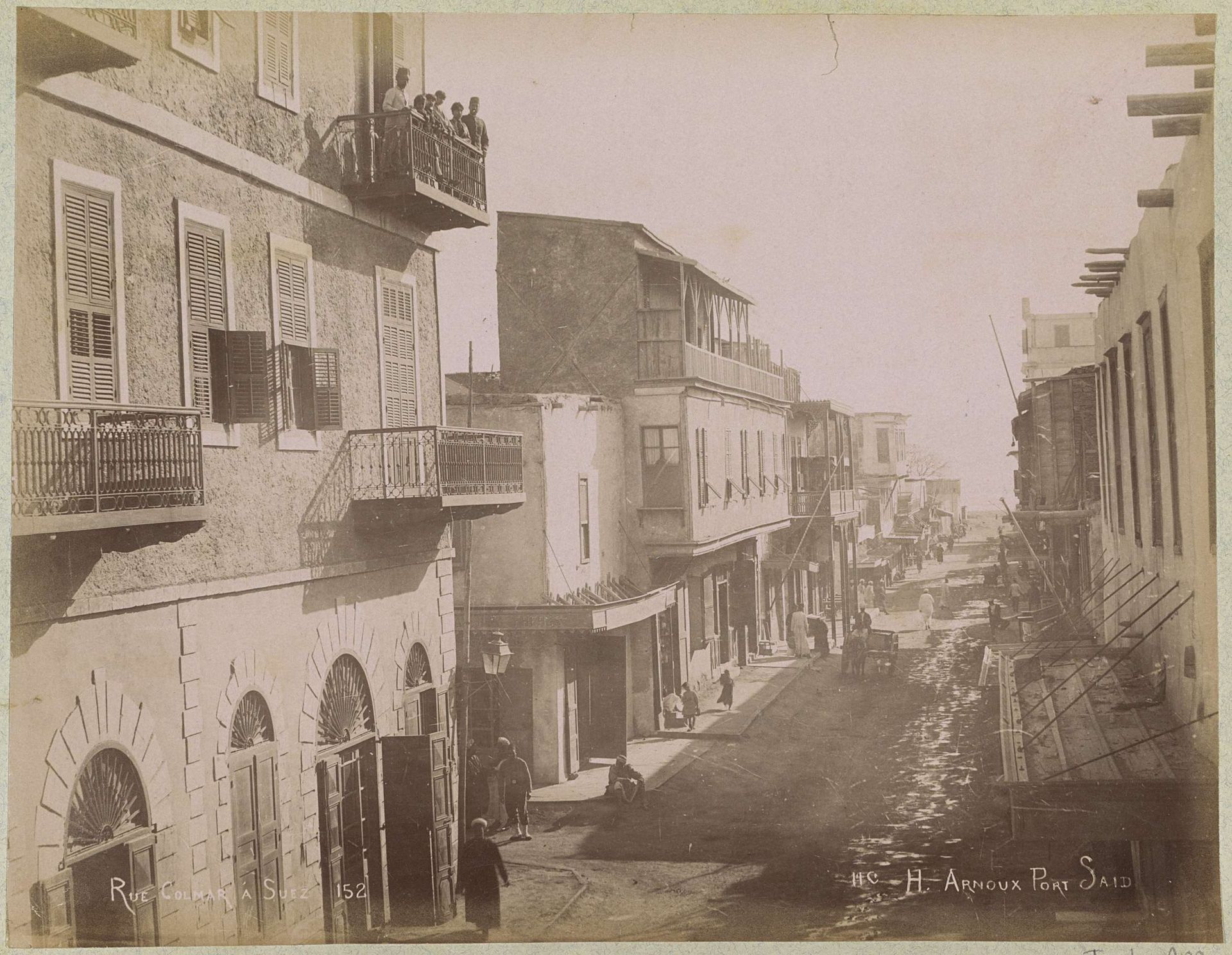 Gezicht op Rue Colmar in Suez by Hippolyte Arnoux