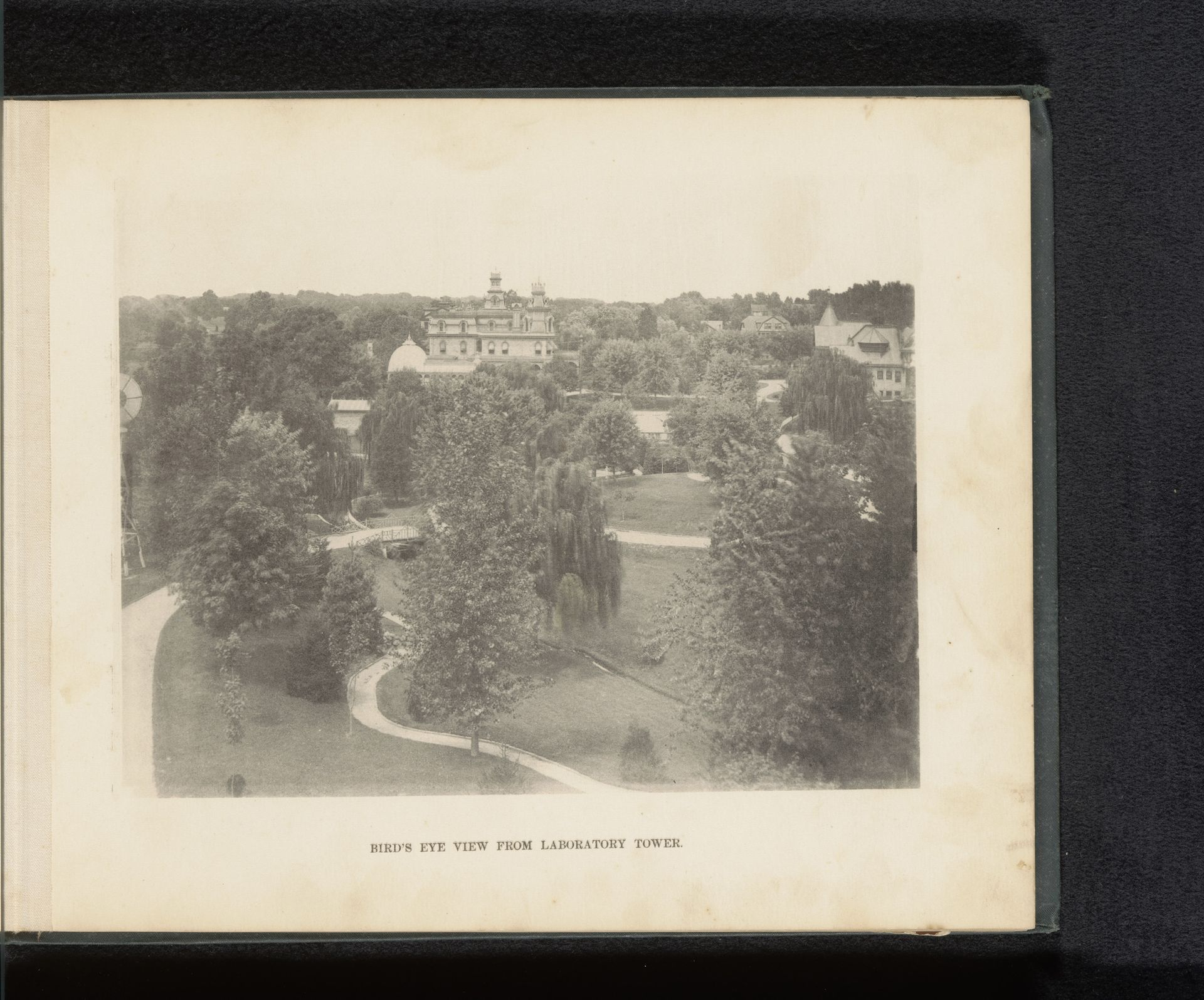 Gezicht op een park in Woodbury, gezien vanuit het laboratorium van George Gill Green voor Green's August Flower en Dr. Boschee's German Syrup by Anonymous