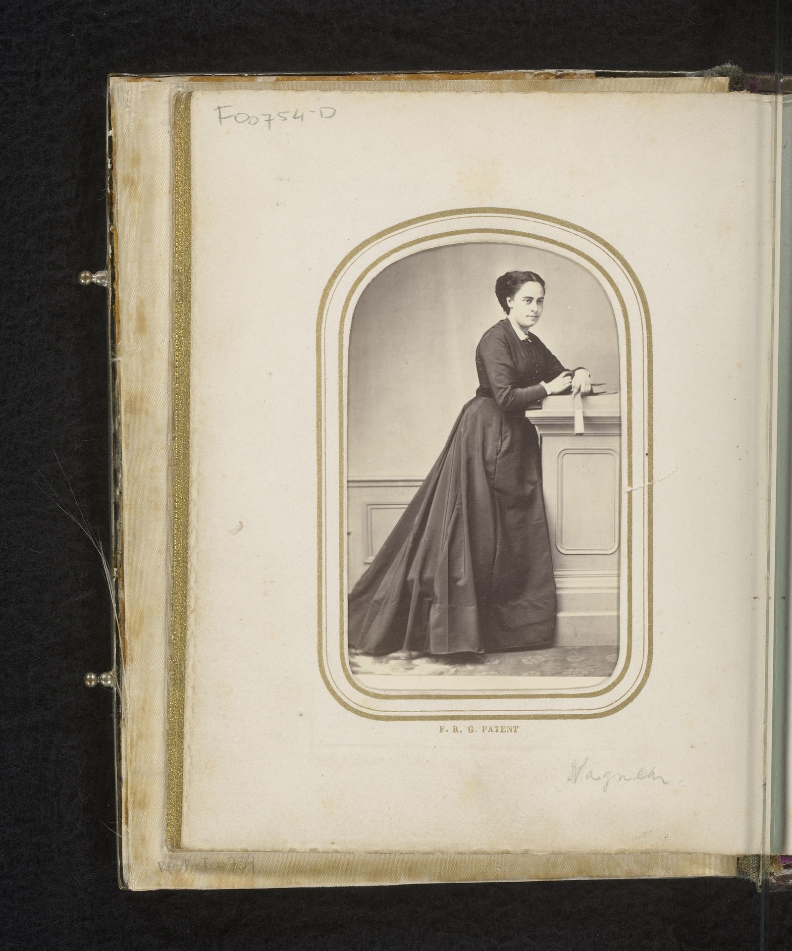 Portret van een vrouw met waaier by V. Vagneur