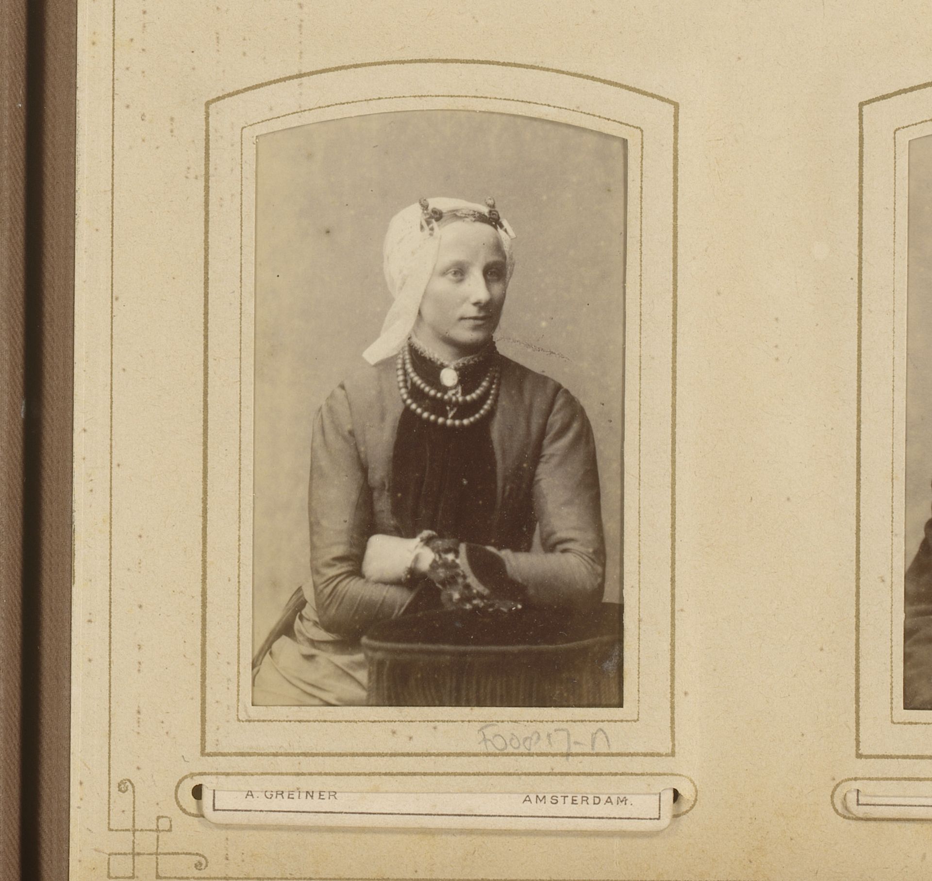 Portret van een vrouw met witte muts by Albert Greiner
